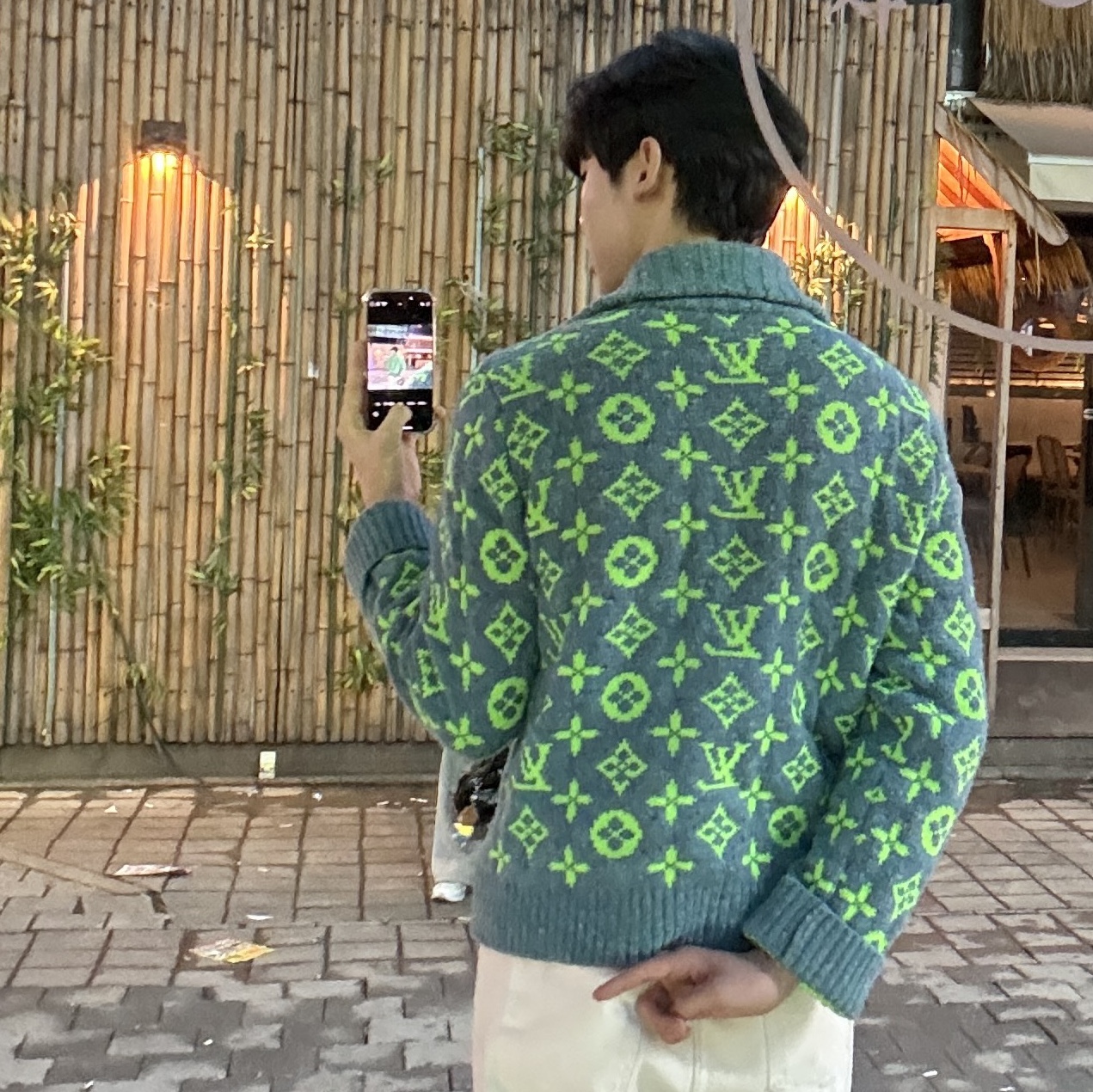 Louis Vuitton Signature Cardigan Multicolor 착용 스타일 - 1