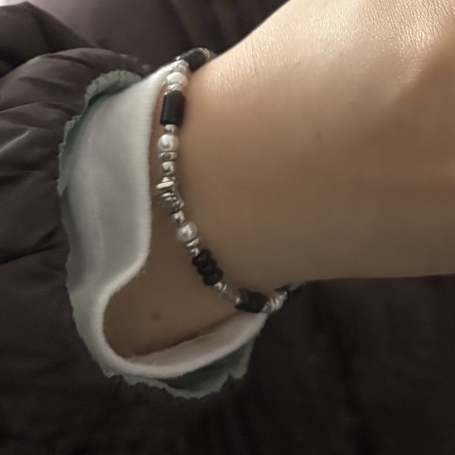 [KREAM 단독] Scudo Shell Black Pearl Beads Bracelet 착용 스타일 - 5