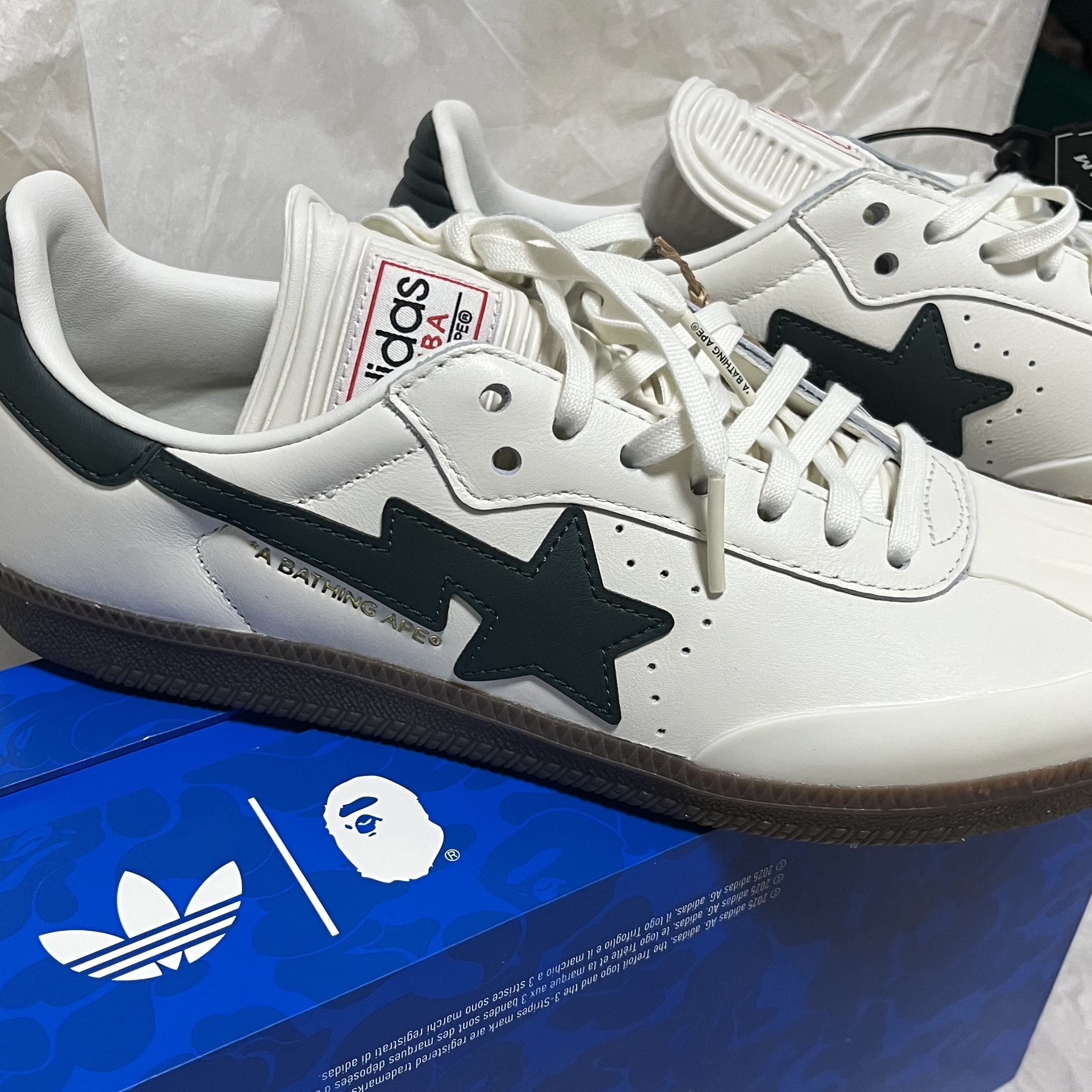 Adidas x BAPE Samba Off White Shadow Green 착용 스타일 - 1