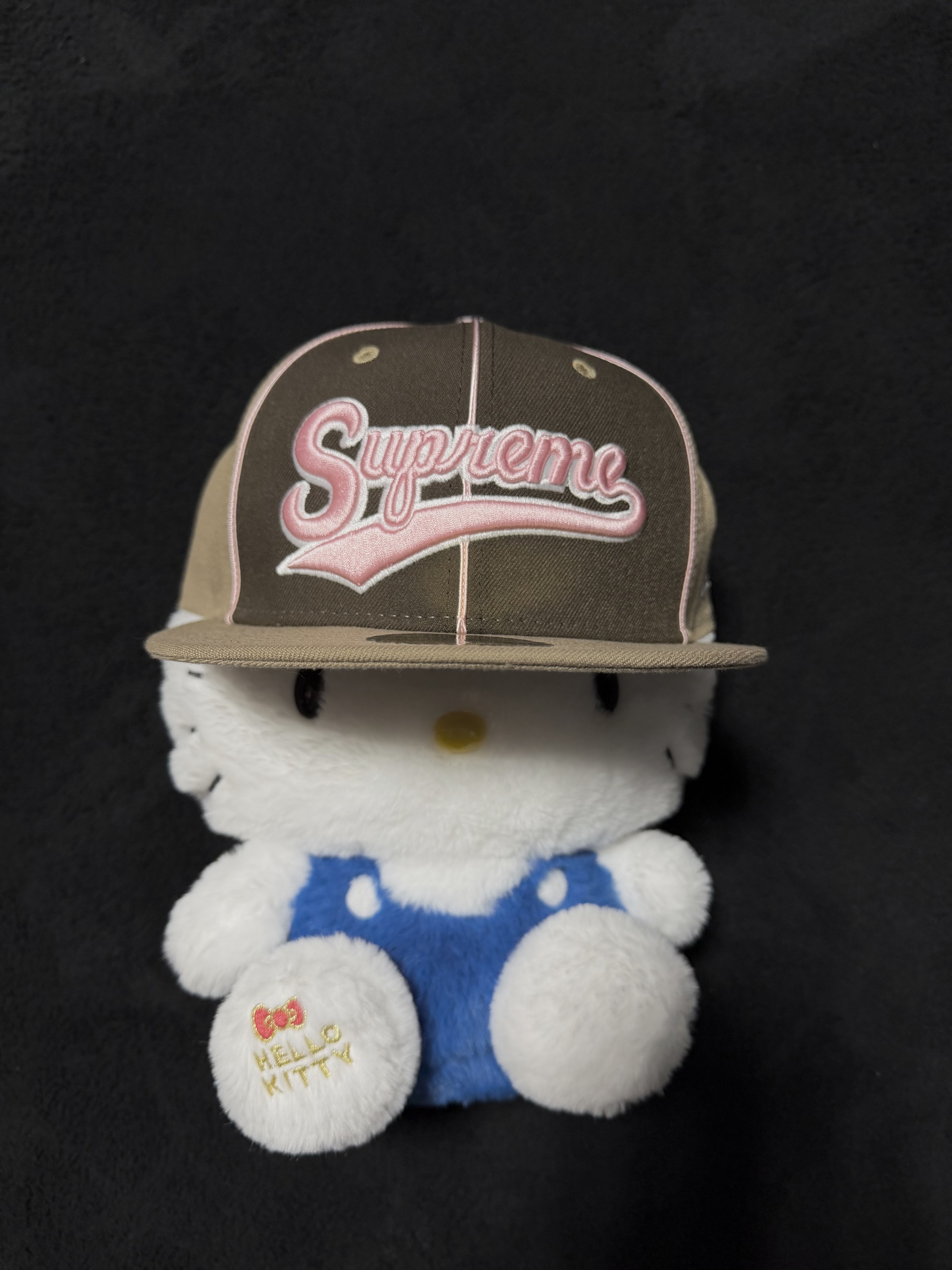 Supreme Piping Script Logo New Era Tan - 25SS 착용 스타일