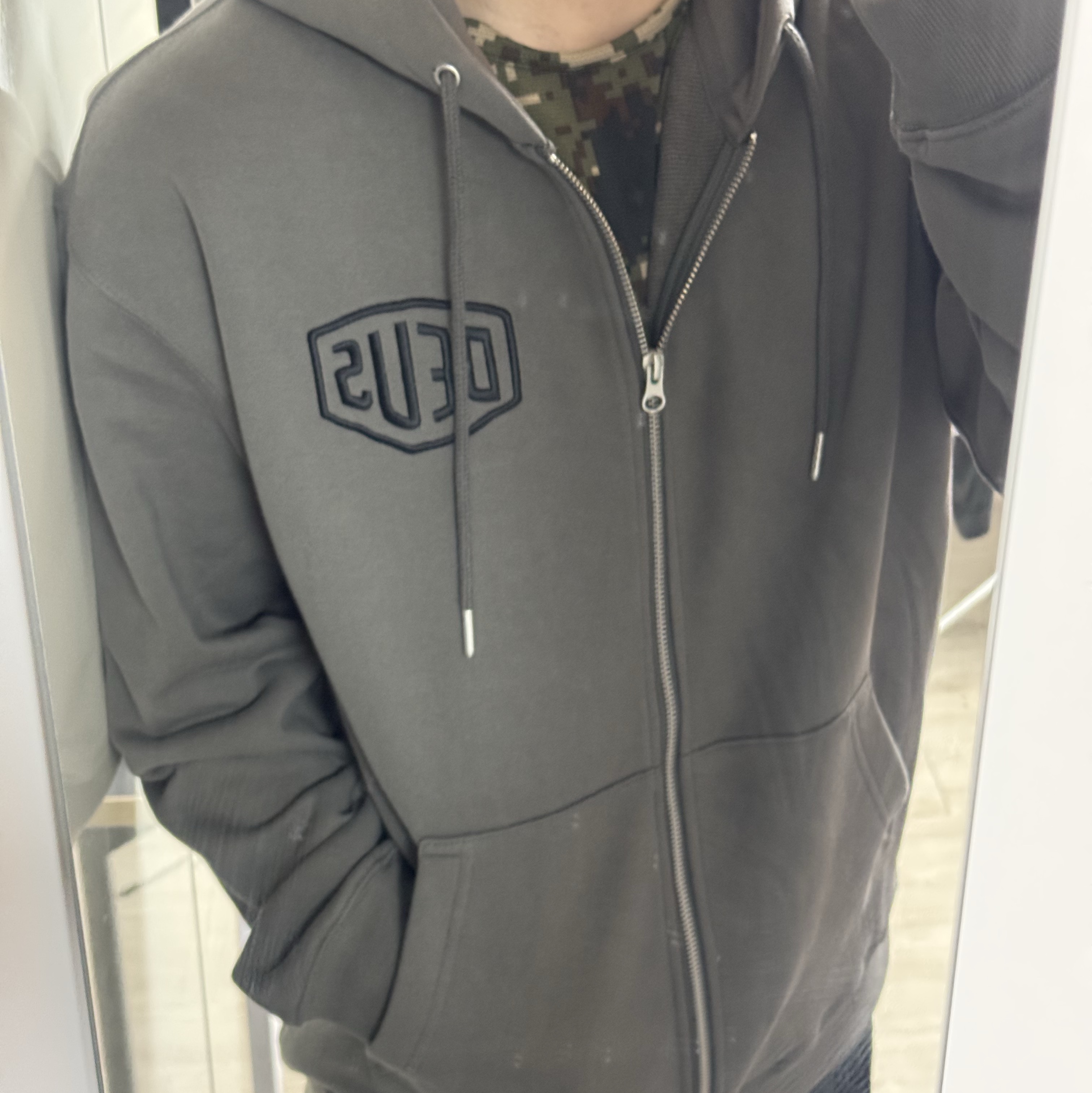 Deus Ex Machina College Address Hoodie Zip Up Charcoal, Deus Ex Machina College Address Hoodie Zip Up Black 착용 스타일 - 3