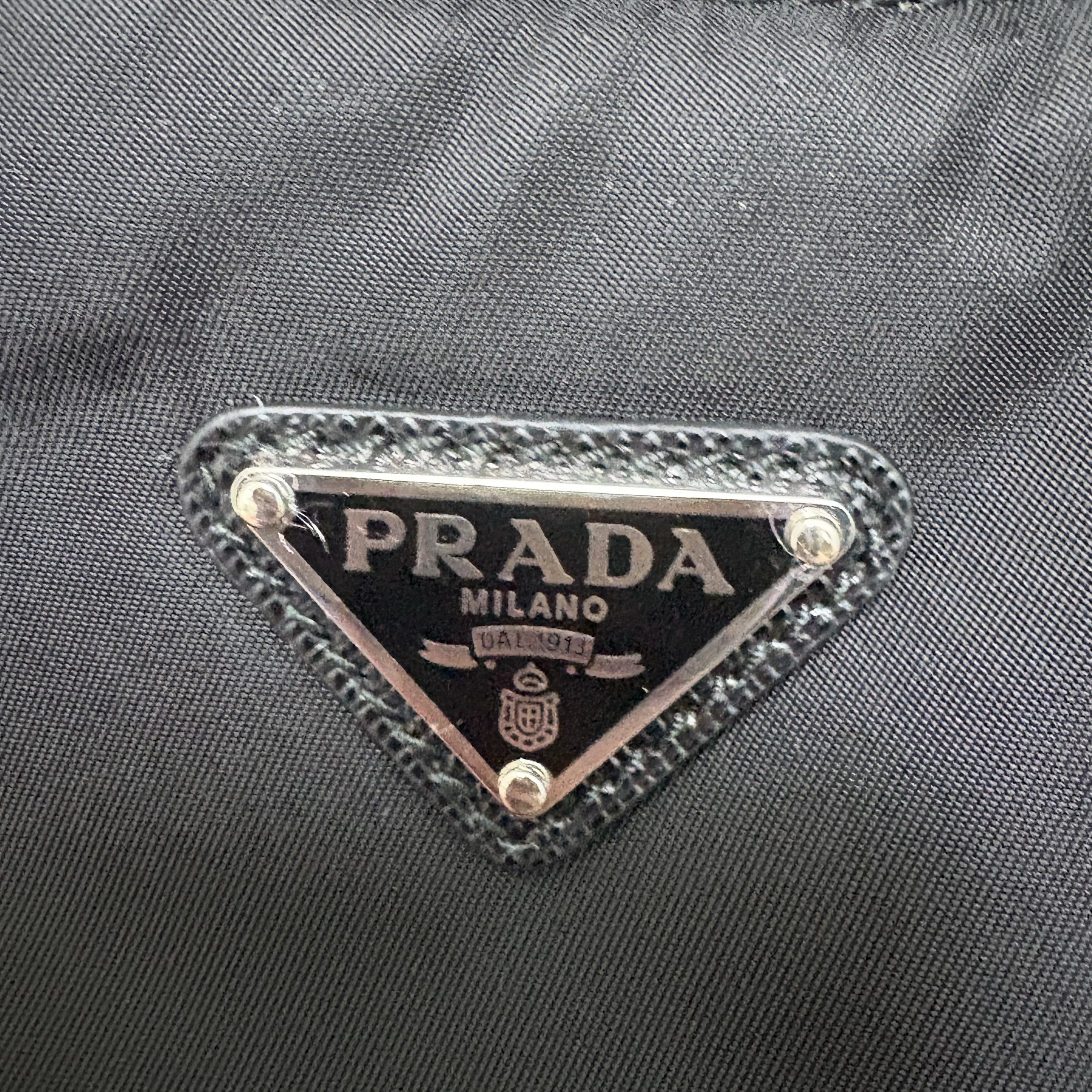 Prada Re-Edition 2005 Re-Nylon Mini Hobo Bag Black 착용 스타일 - 10