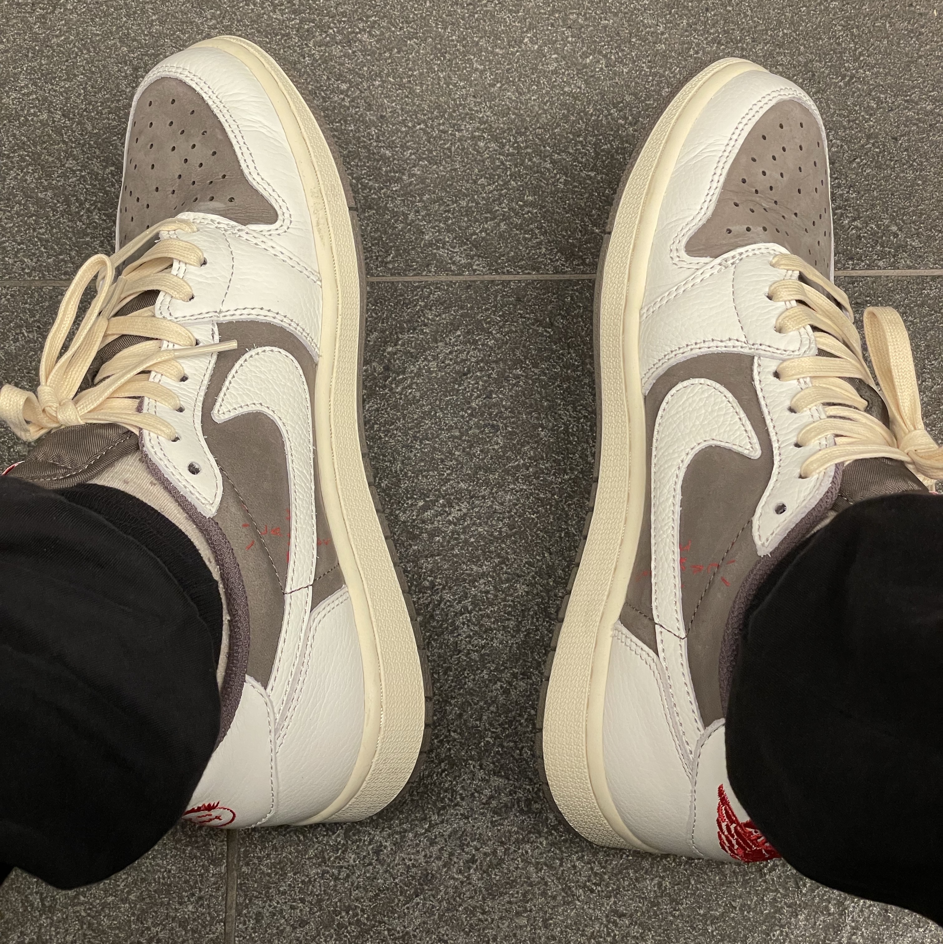 Jordan 1 x Travis Scott Retro Low OG SP Sail and Ridgerock 착용 스타일