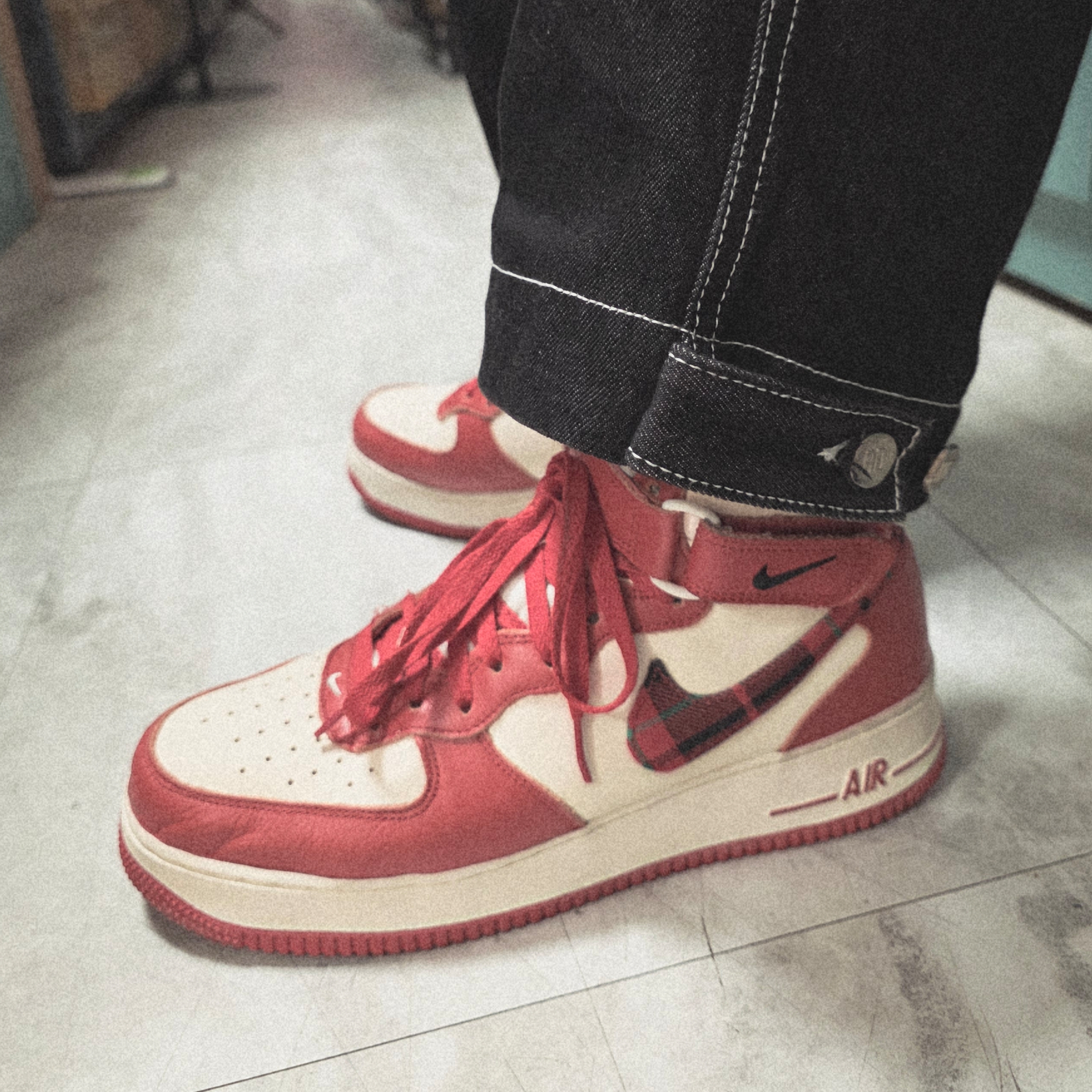 Nike Air Force 1 Mid '07 LX University Red and Pale Ivory 착용 스타일 - 3