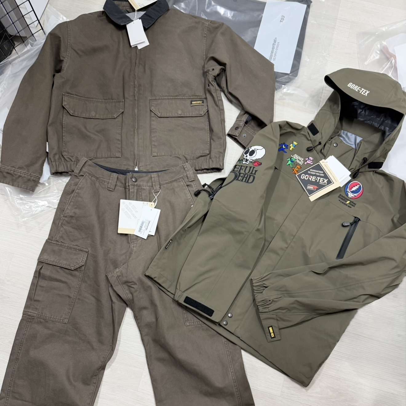 Thisisneverthat x GD Gore-Tex Windstopper 3L Iconography Jacket Mud, Thisisneverthat x Gore-Tex Windstopper Utility Jacket Mud 착용 스타일