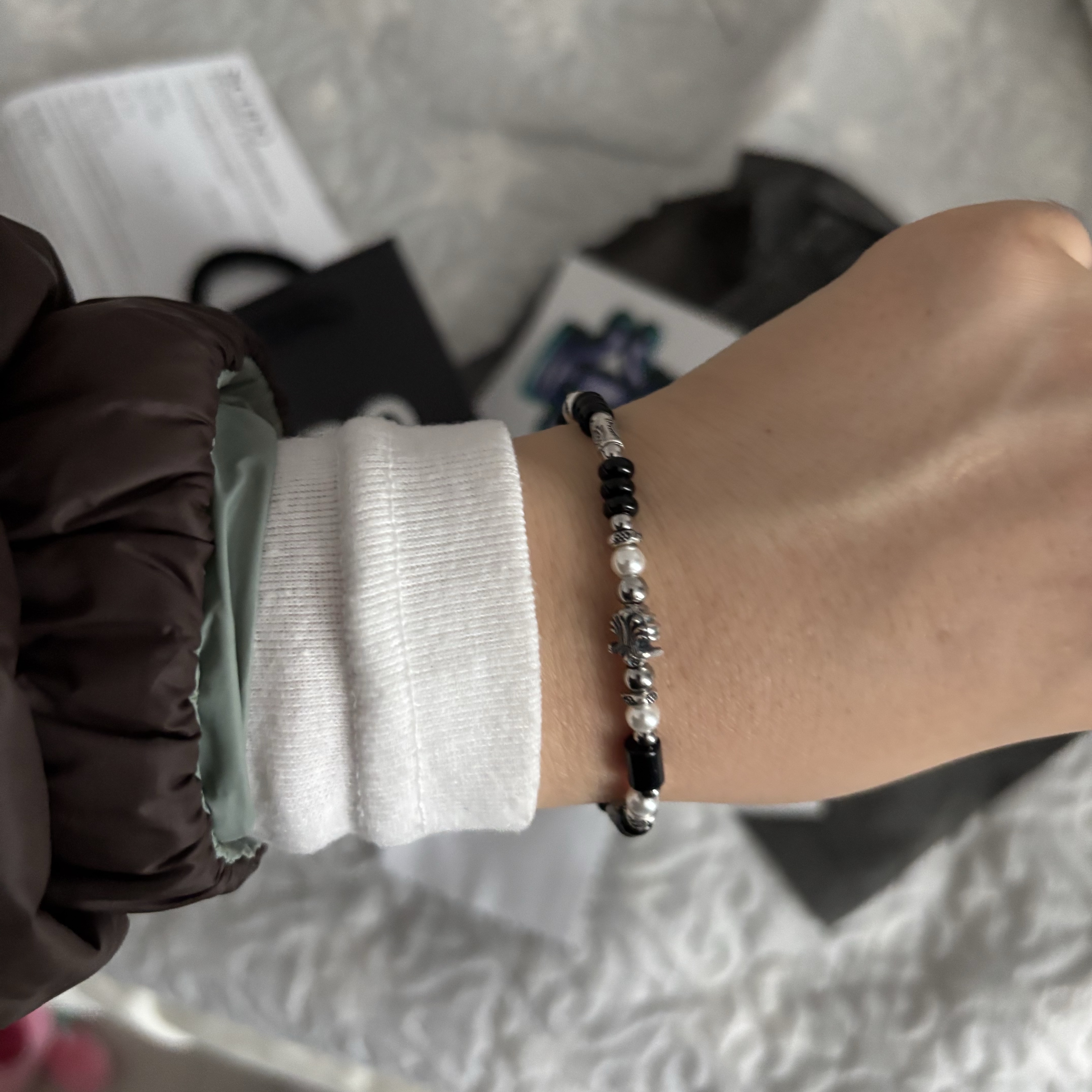 [KREAM 단독] Scudo Shell Black Pearl Beads Bracelet 착용 스타일 - 2