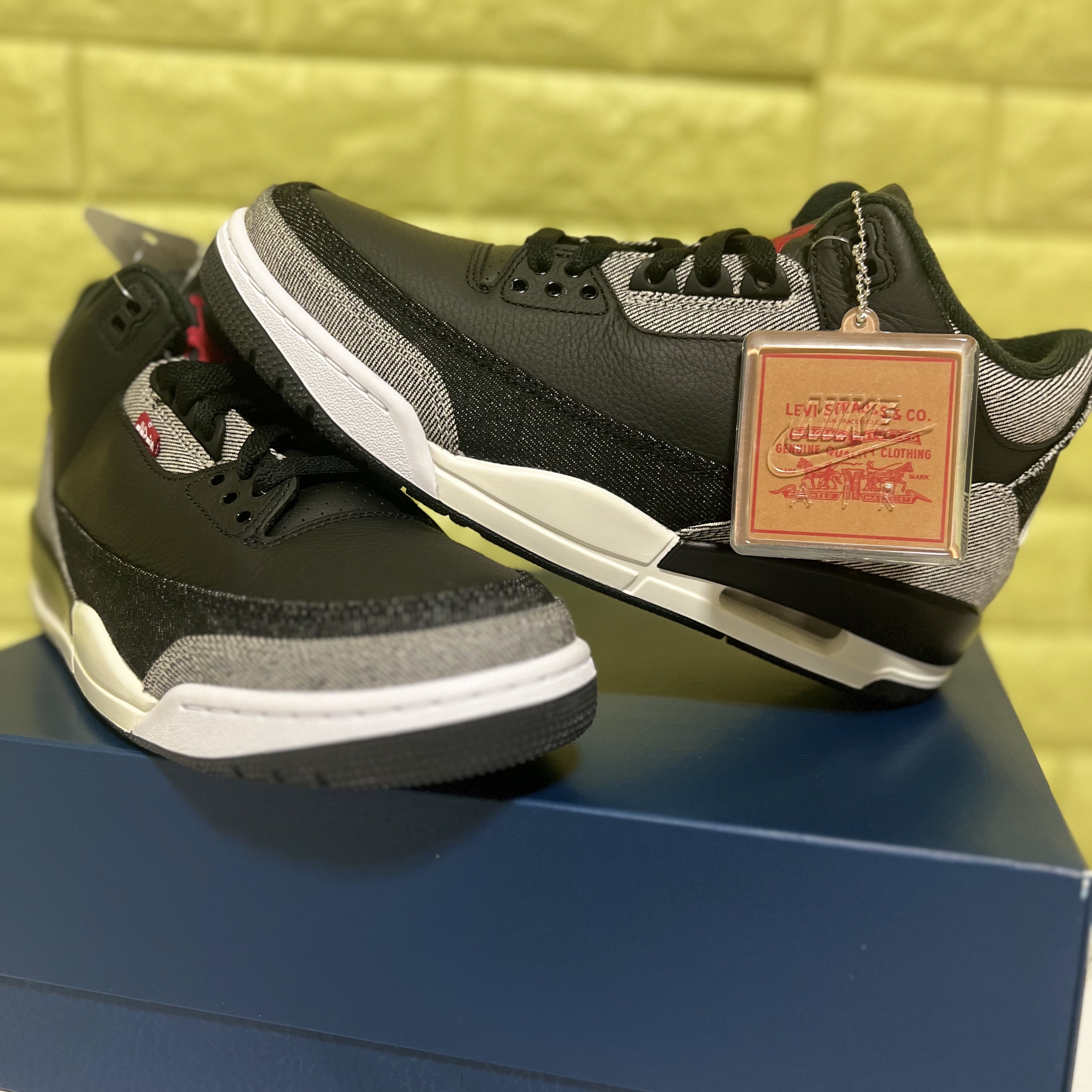 Jordan 3 x Levi’s Black and White 착용 스타일