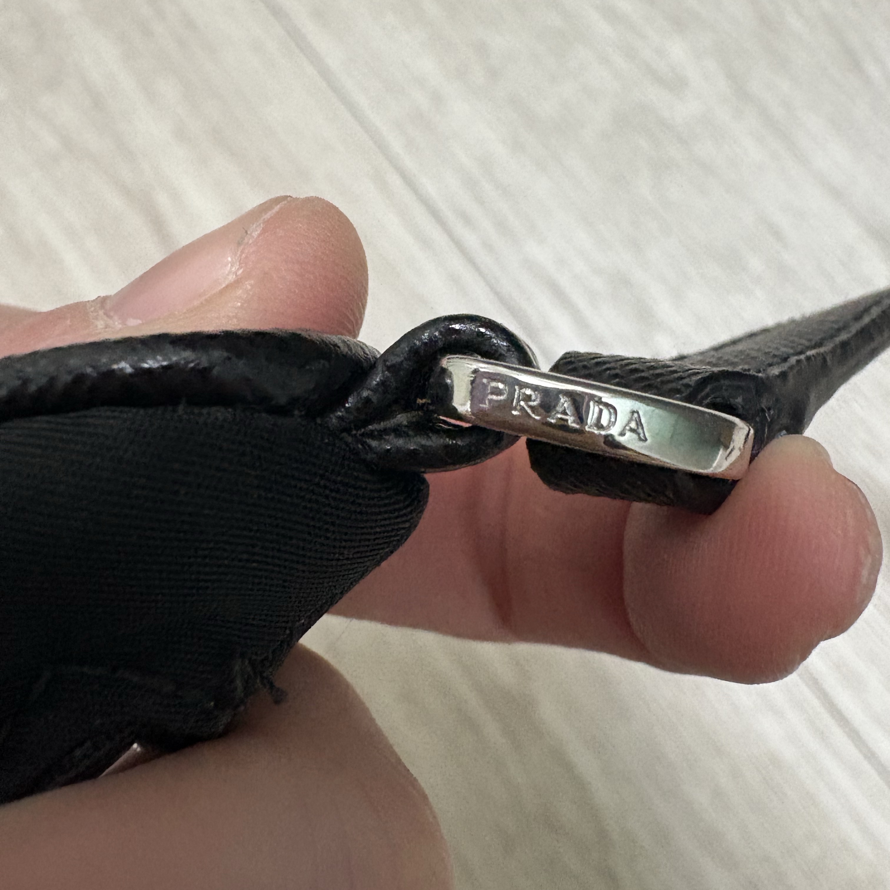 Prada Re-Edition 2005 Re-Nylon Mini Hobo Bag Black 착용 스타일 - 9