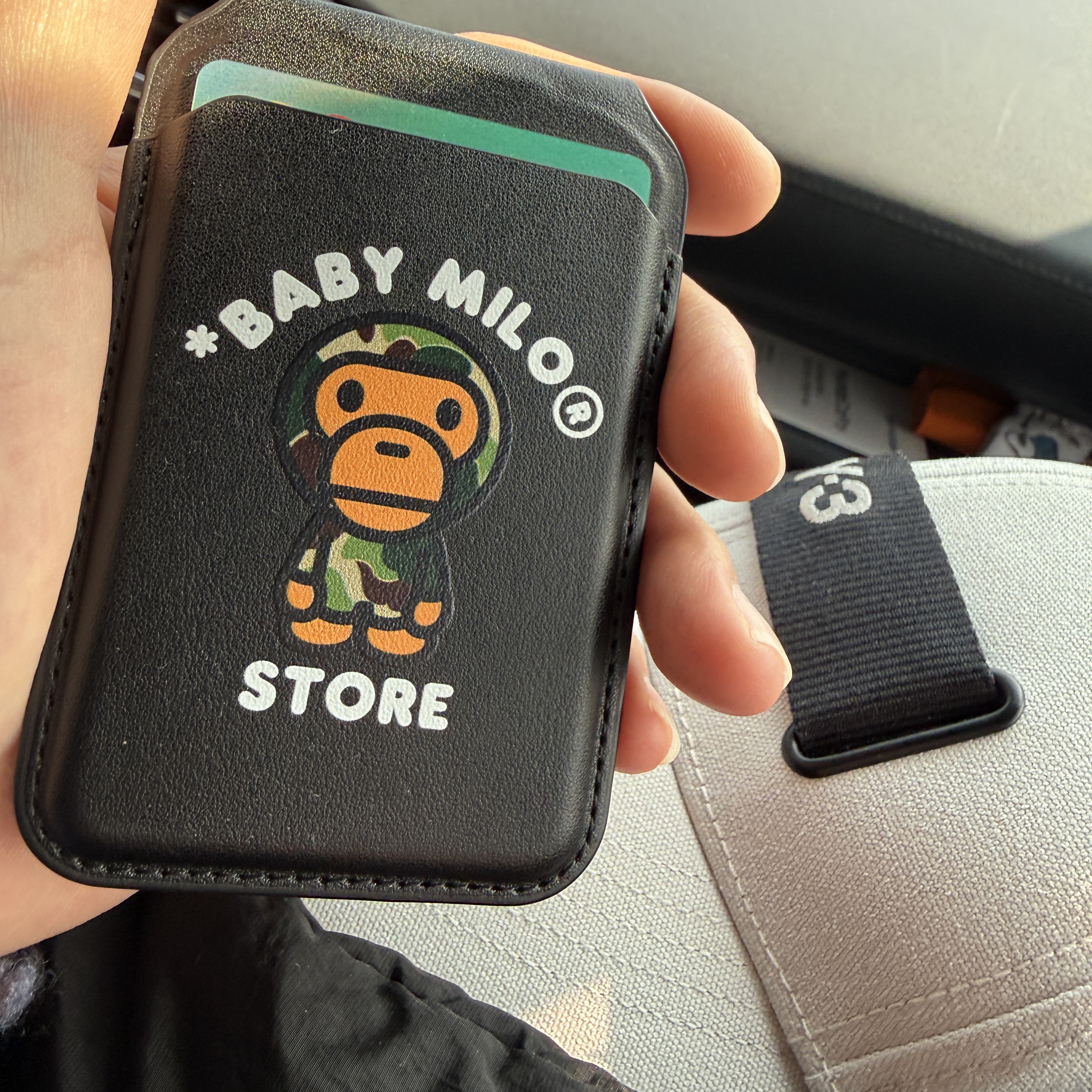 BAPE Baby Milo MagSafe Card Holder Black 착용 스타일