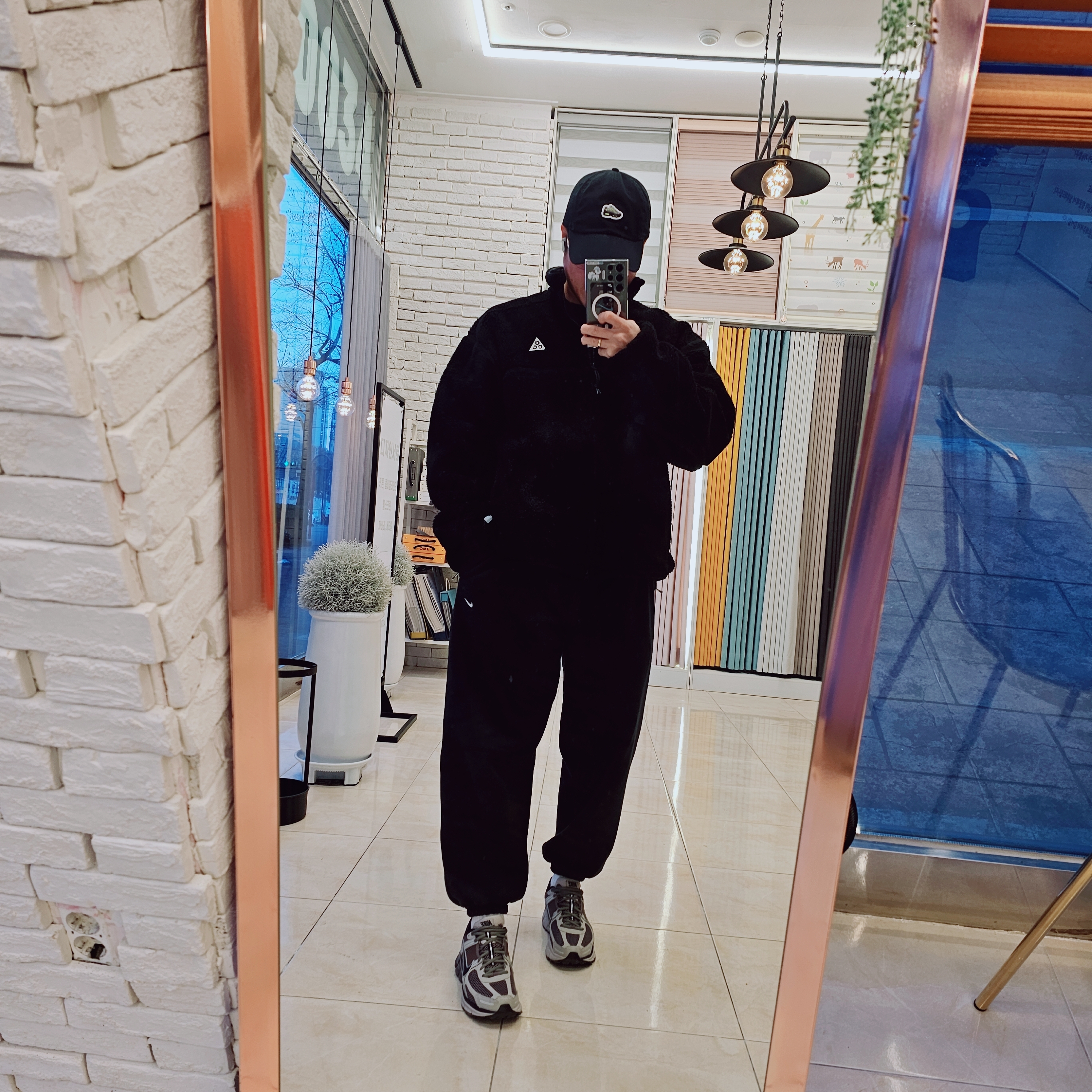 Nike ACG Canwell Glacier Therma-Fit ADV Windproof Jacket Black Summit White - Asia, Nike NRG Solo Swoosh Fleece Pants Black White - Asia 착용 스타일 - 2