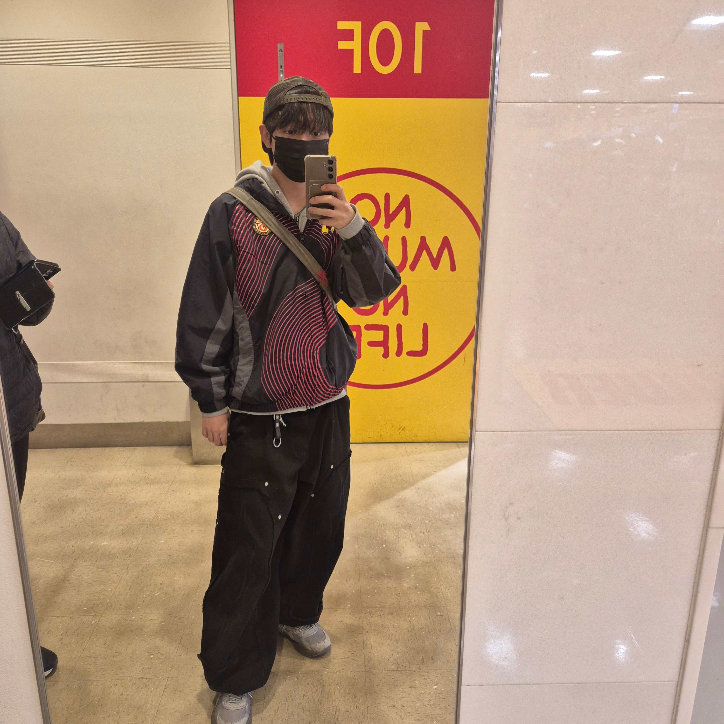 Supreme S Logo Track Jacket Black - 24FW 착용 스타일