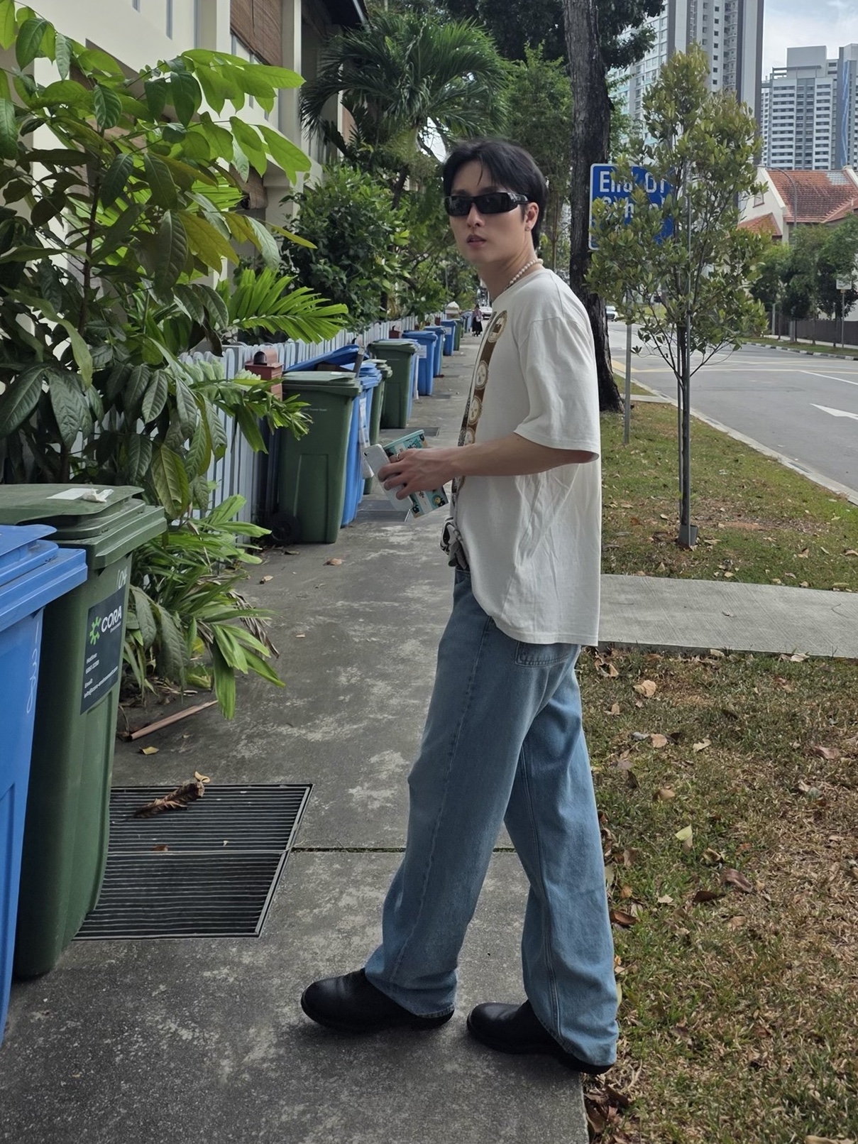 Kapital 20 Crew T-Shirt White, Uniqlo x JW Anderson Straight Jeans Blue 착용 스타일 - 2
