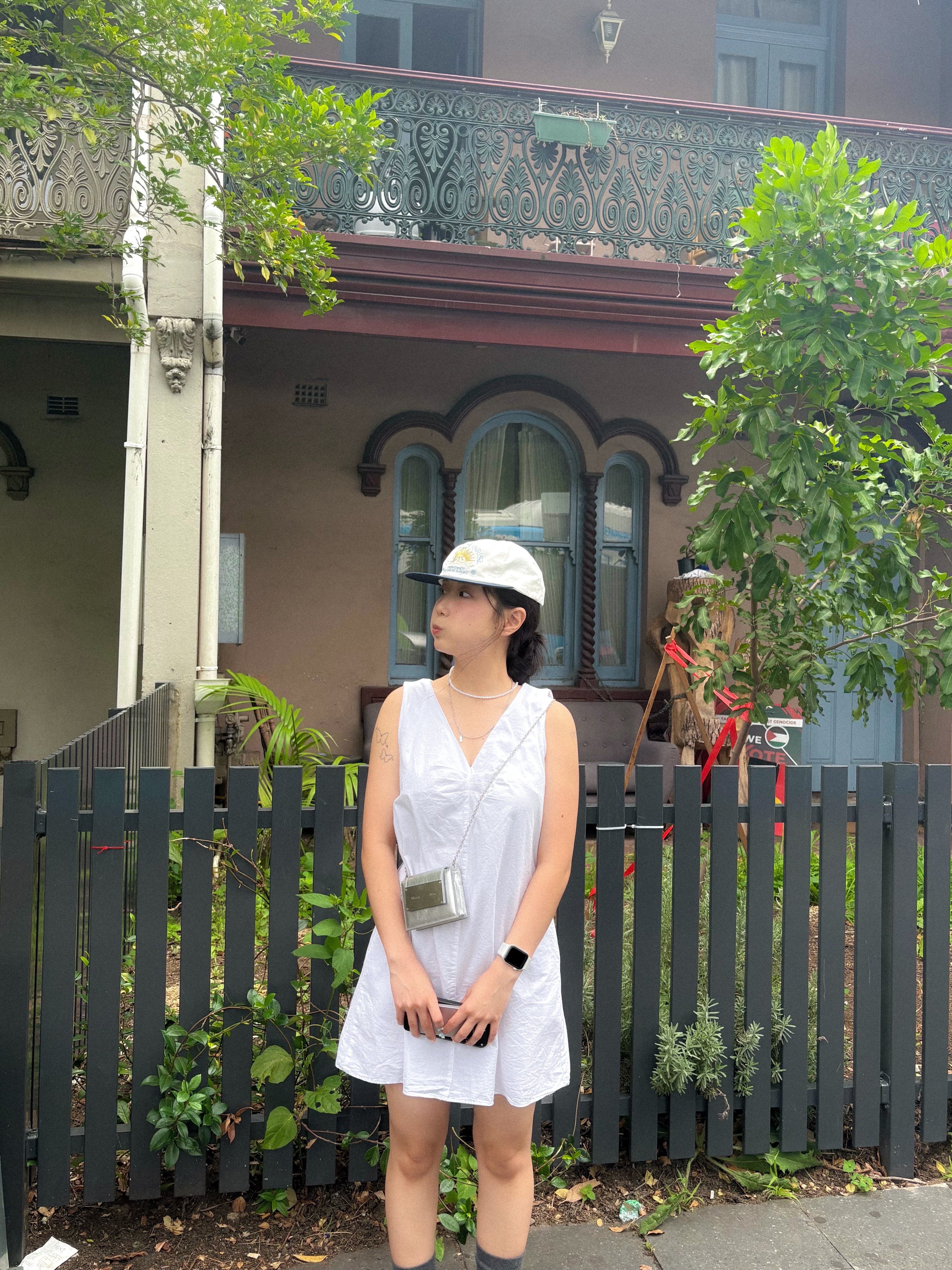 Matin Kim Accordion Mini Bag Silver, Hello Sunrise 90s Logo 6Panel Cap Beige & Navy 착용 스타일