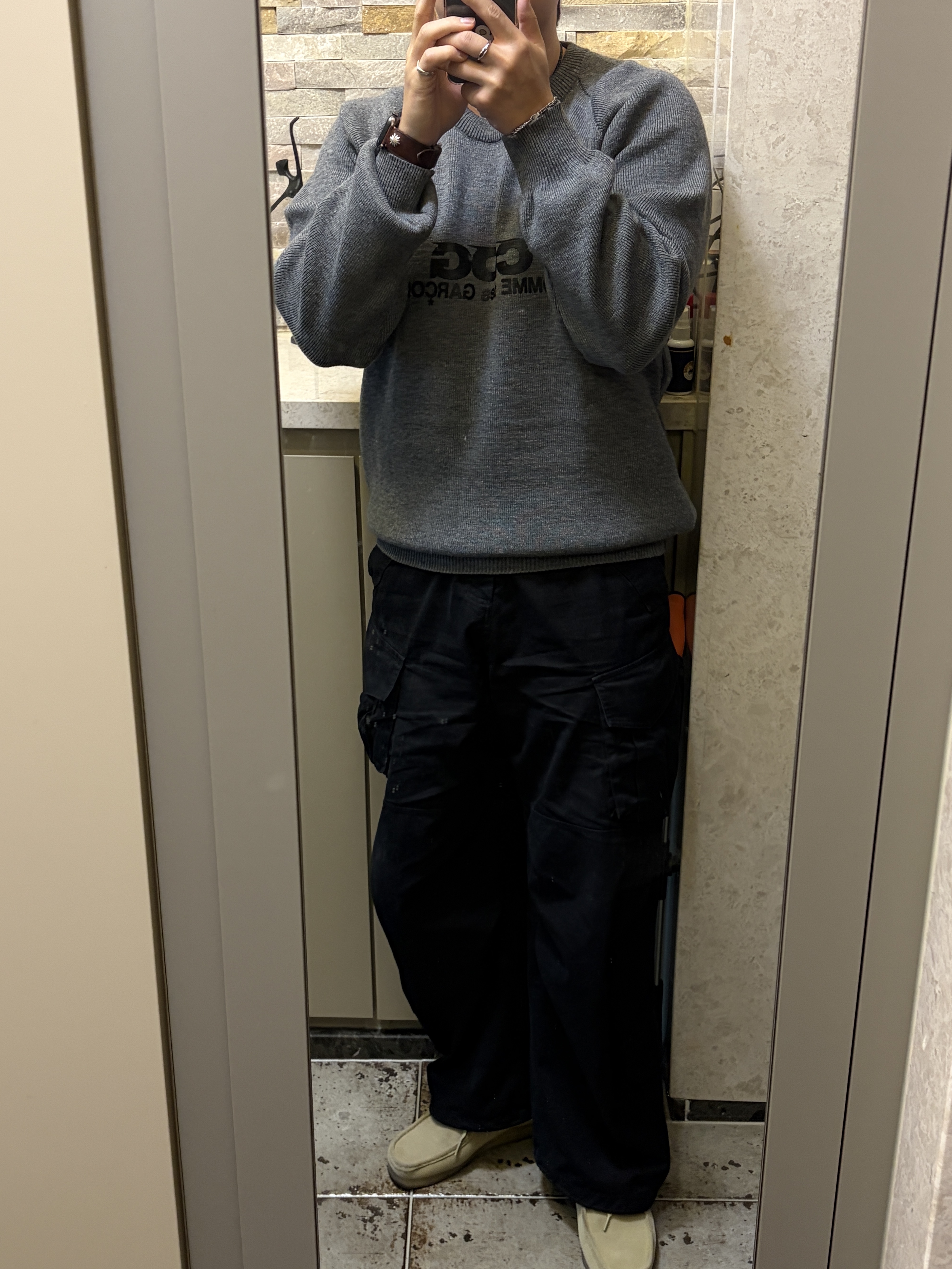 CDG Round Neck School Pullover Grey, Flavorism VTG Washed Cargo Pants Black 착용 스타일 - 1