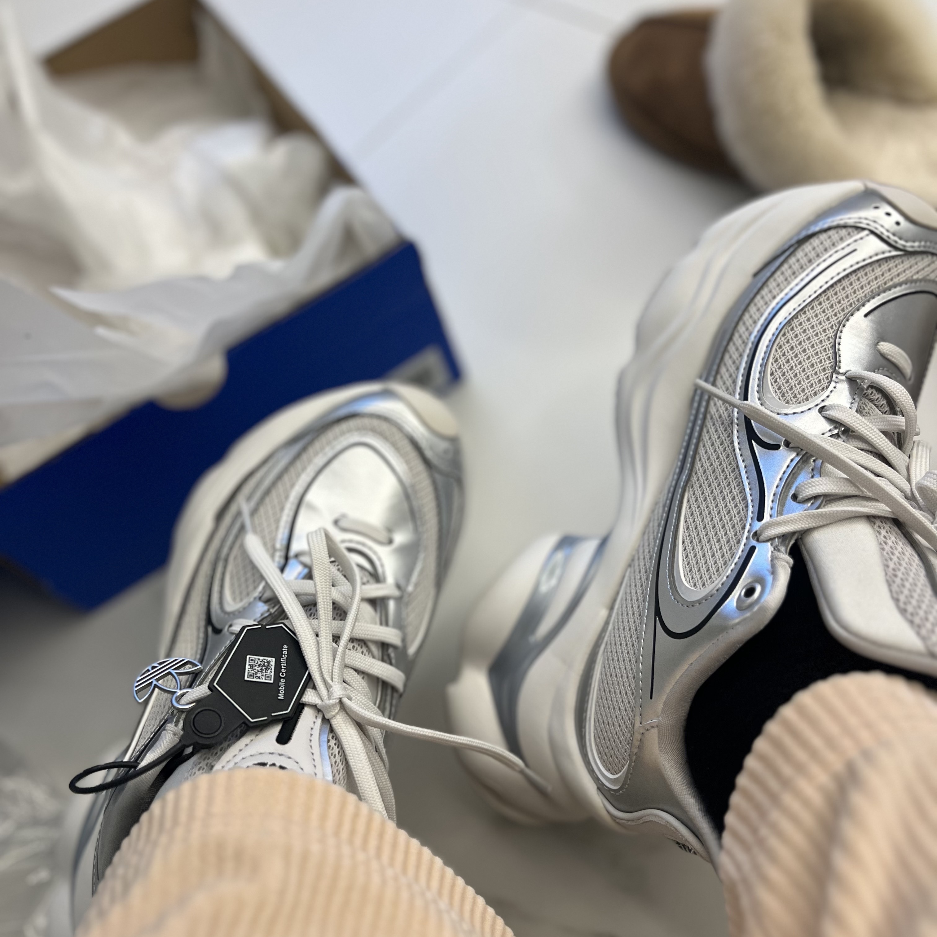 (W) Adidas Ozvenuz Silver Metallic Grey One 착용 스타일