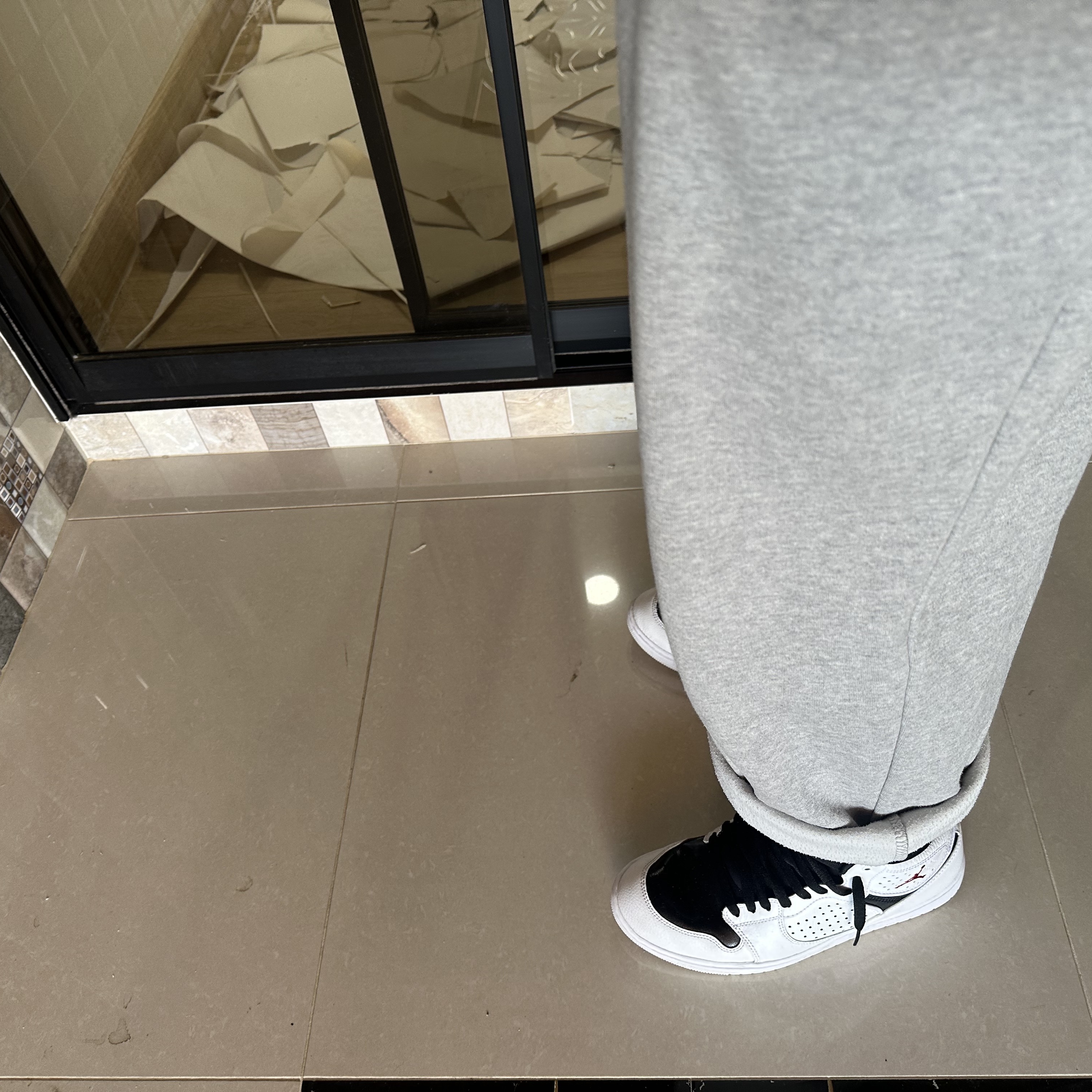 Jordan Access White Gym Red, Nike Kobe Year of Mamba Therma-Fit Basketball Crew-Neck Sweatshirt Black (HQ4698-010) 착용 스타일 - 2