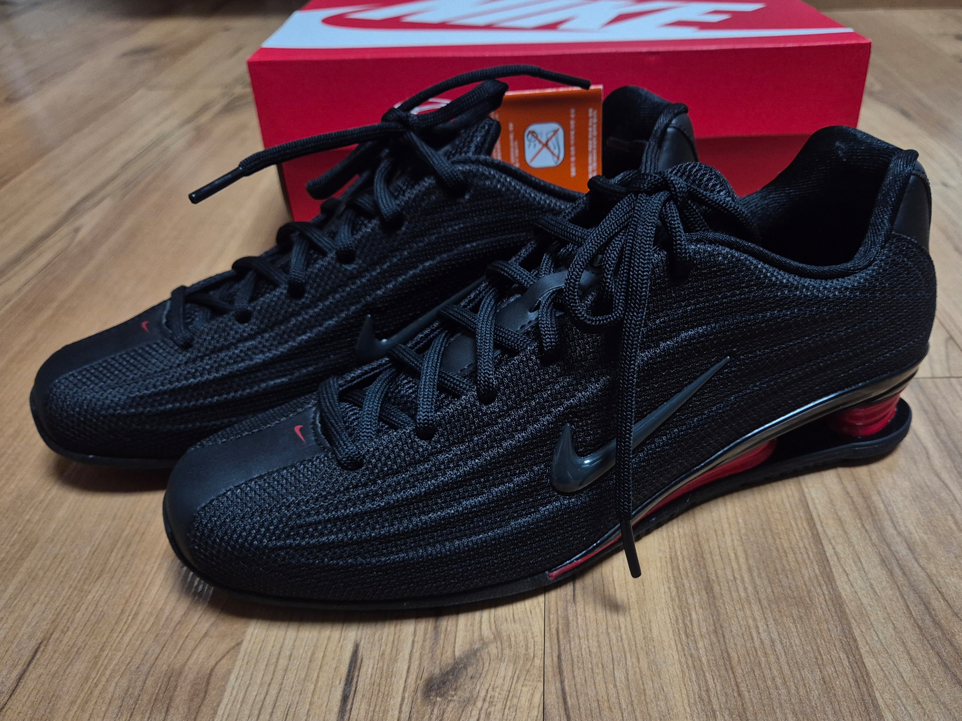 (W) Nike Shox Z Black University Red 착용 스타일 - 1