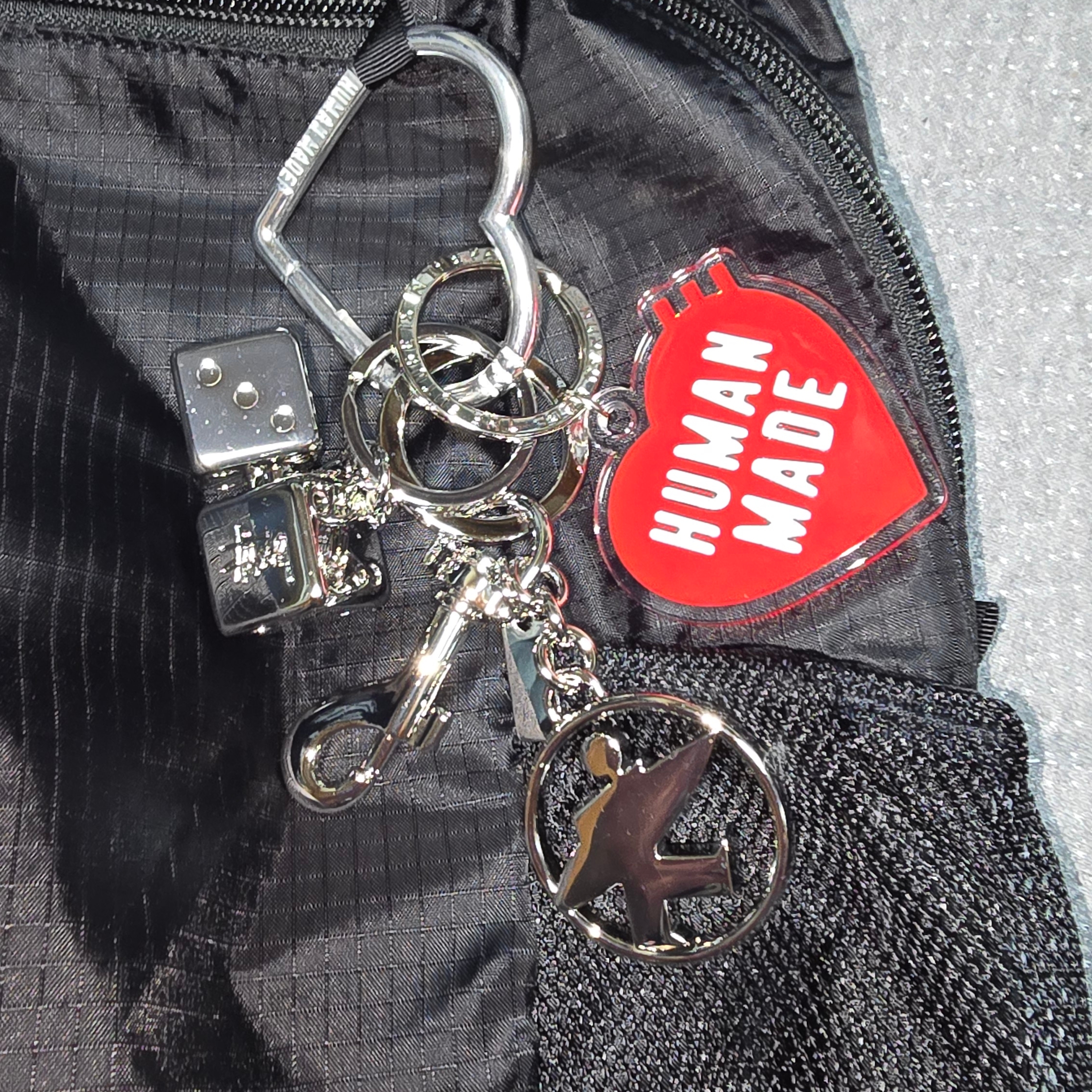 Stussy Metal Dice Keychain Silver, Stussy Surfman Keychain Silver 착용 스타일 - 2