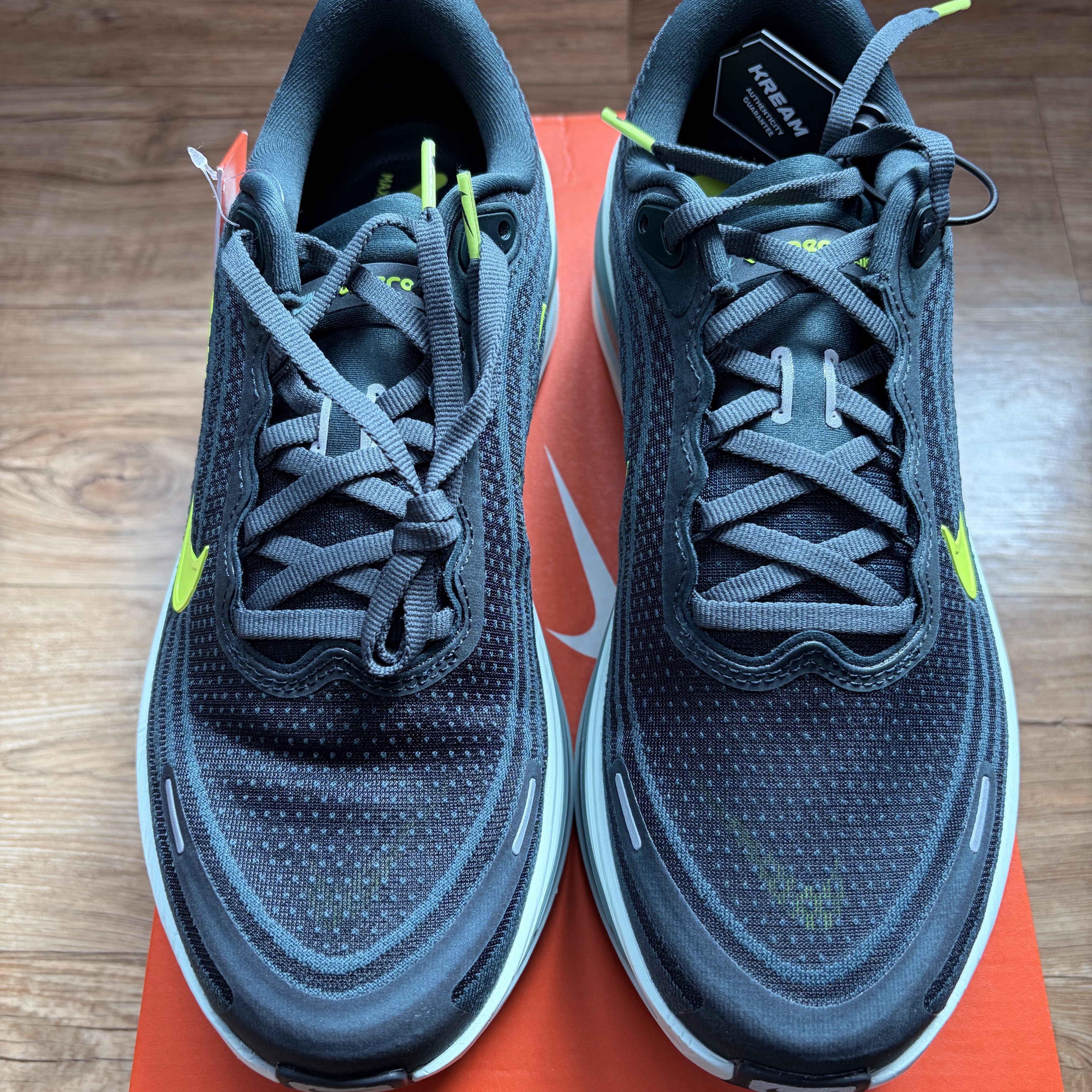 Nike Vomero Plus Seaweed Cannon 착용 스타일 - 1