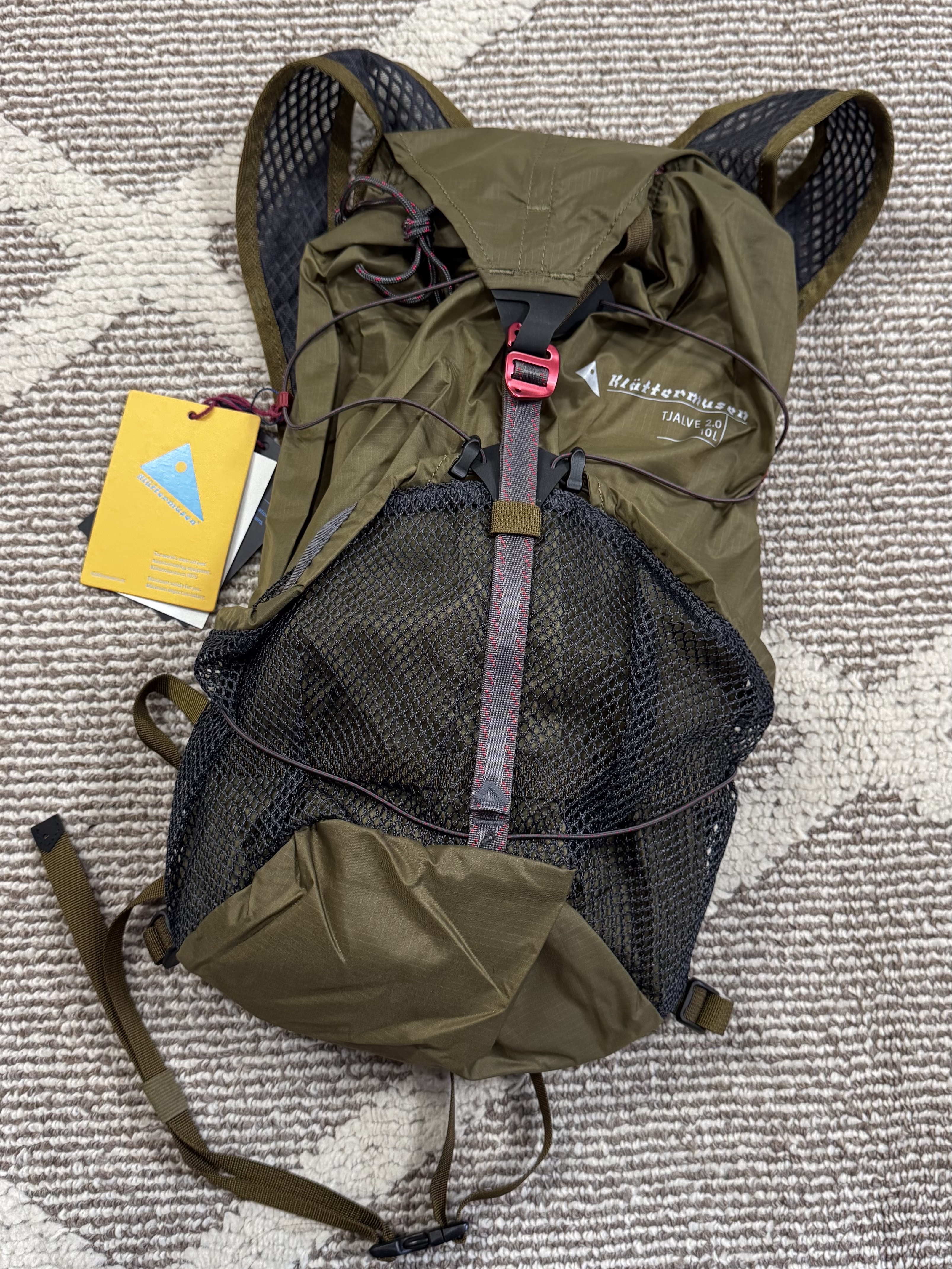 Alex Zono I Dig Running Trucker Hat OG Brown, Klattermusen Tjalve 2.0 10L Backpack Olive 착용 스타일 - 2