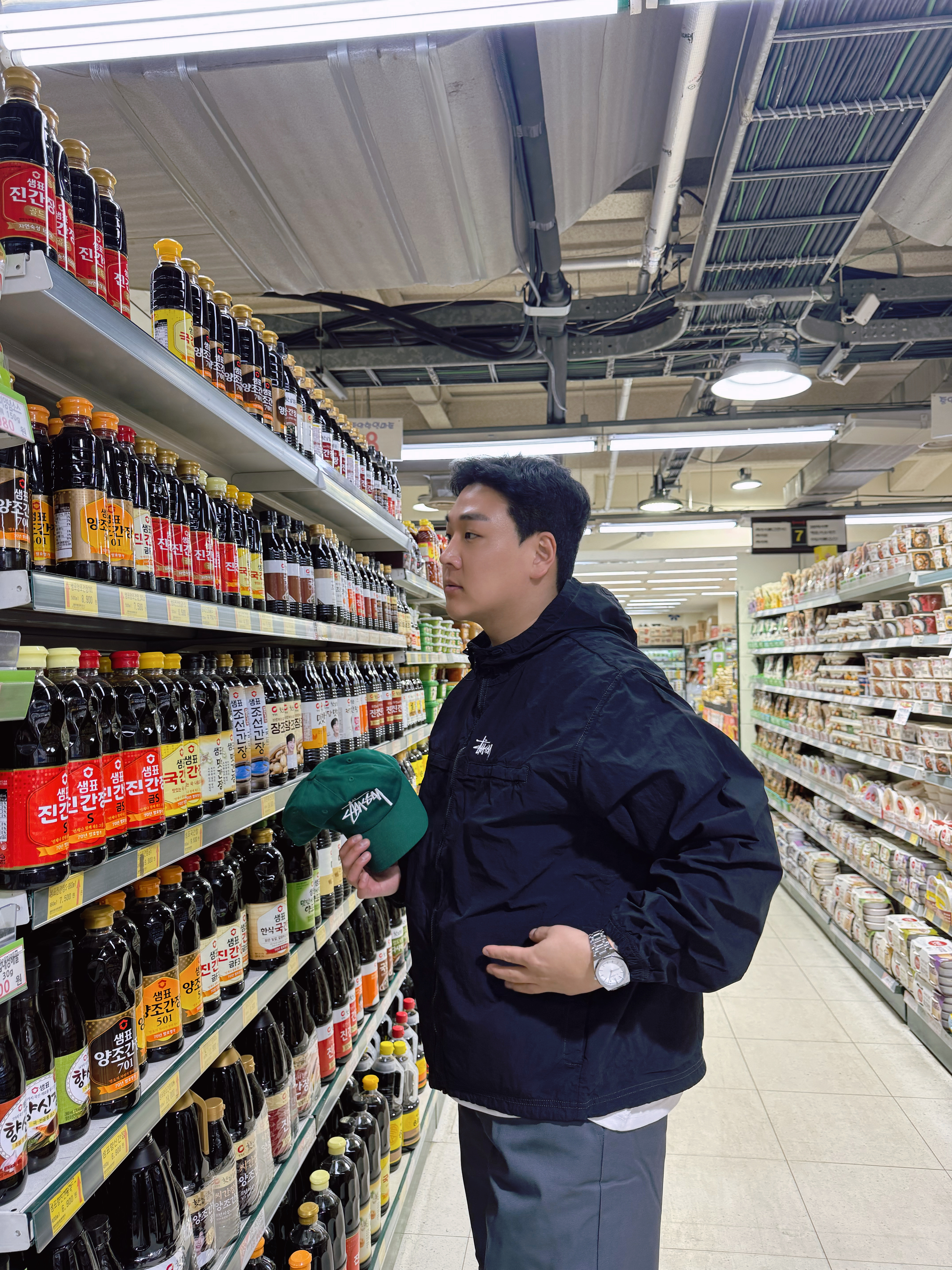 Stussy Lightweight Hooded Jacket Black, Jordan 1 Retro Low OG Medium Olive and Summit White 착용 스타일 - 4