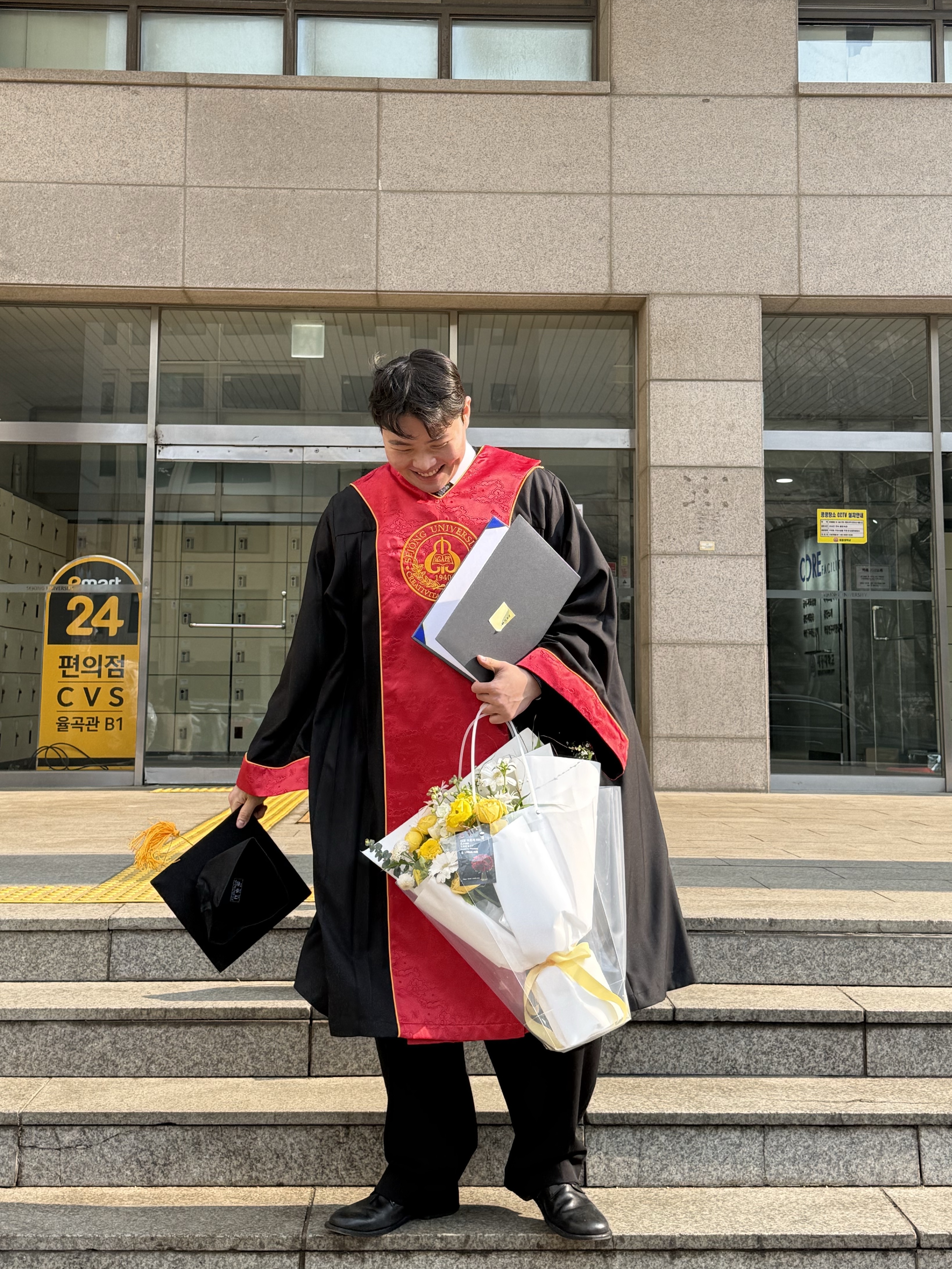 Kinchi Shower - 808 (a) Black, Danton Lambswool V Neck Knit Cardigan Black 착용 스타일 - 4