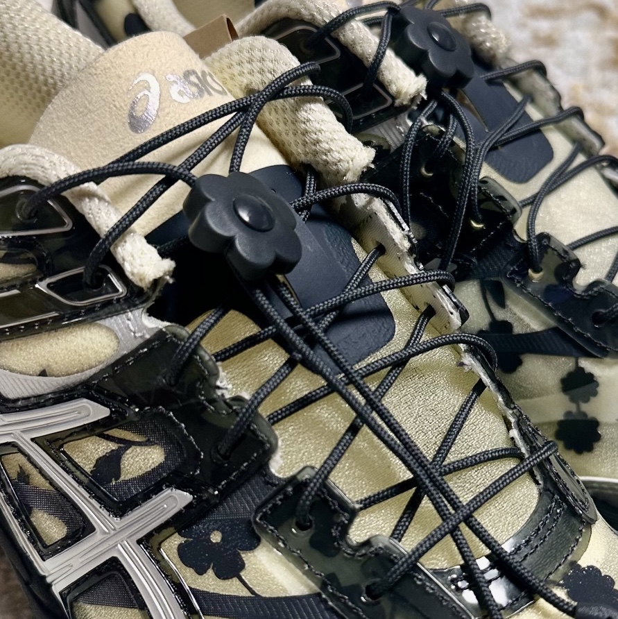 Asics x Cecilie Bahnsen Gel-Cumulus 16 Black Yellow 착용 스타일