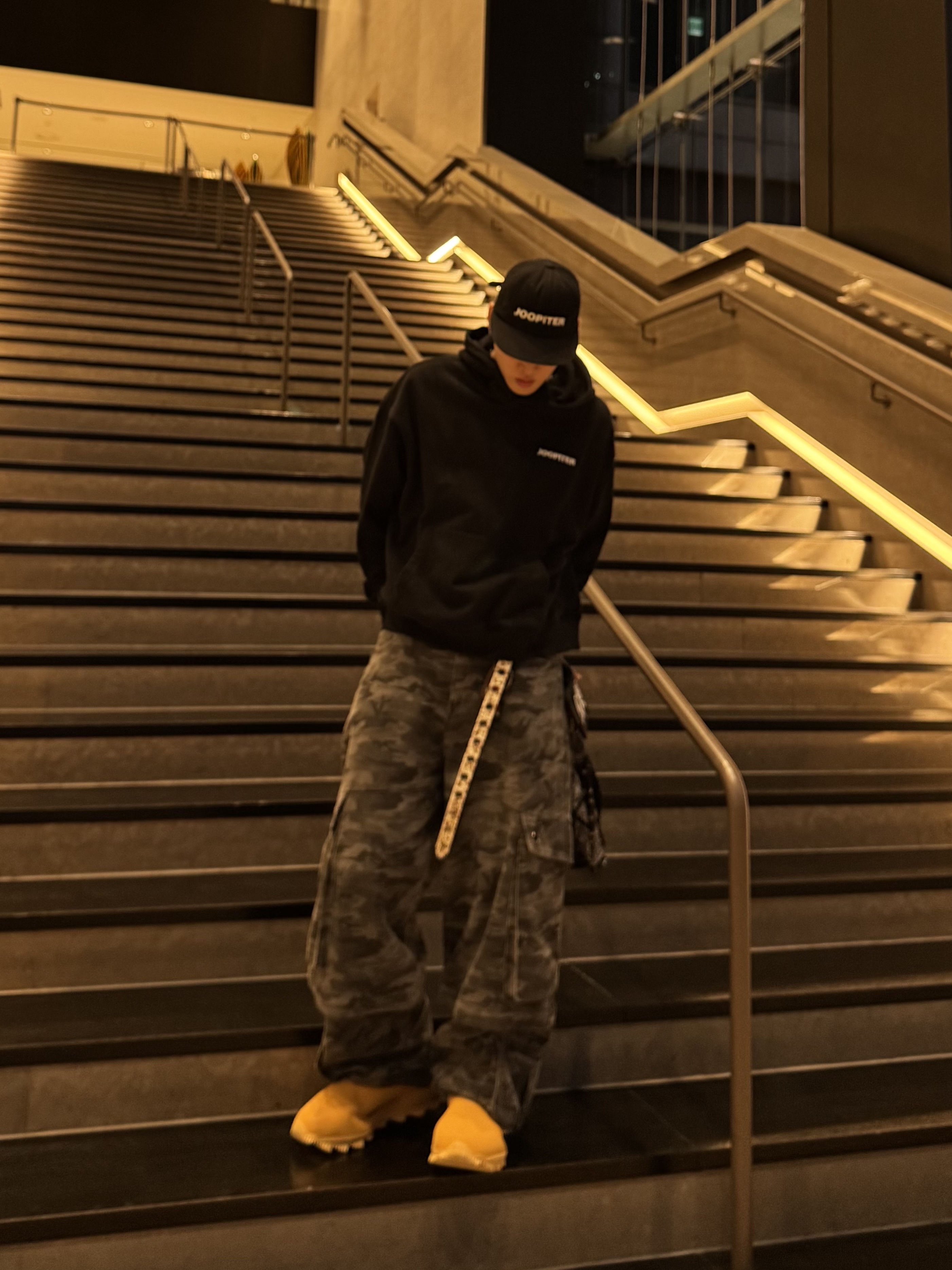 adidas Yeezy Knit RNR Boot Sulfur 착용 스타일 - 2
