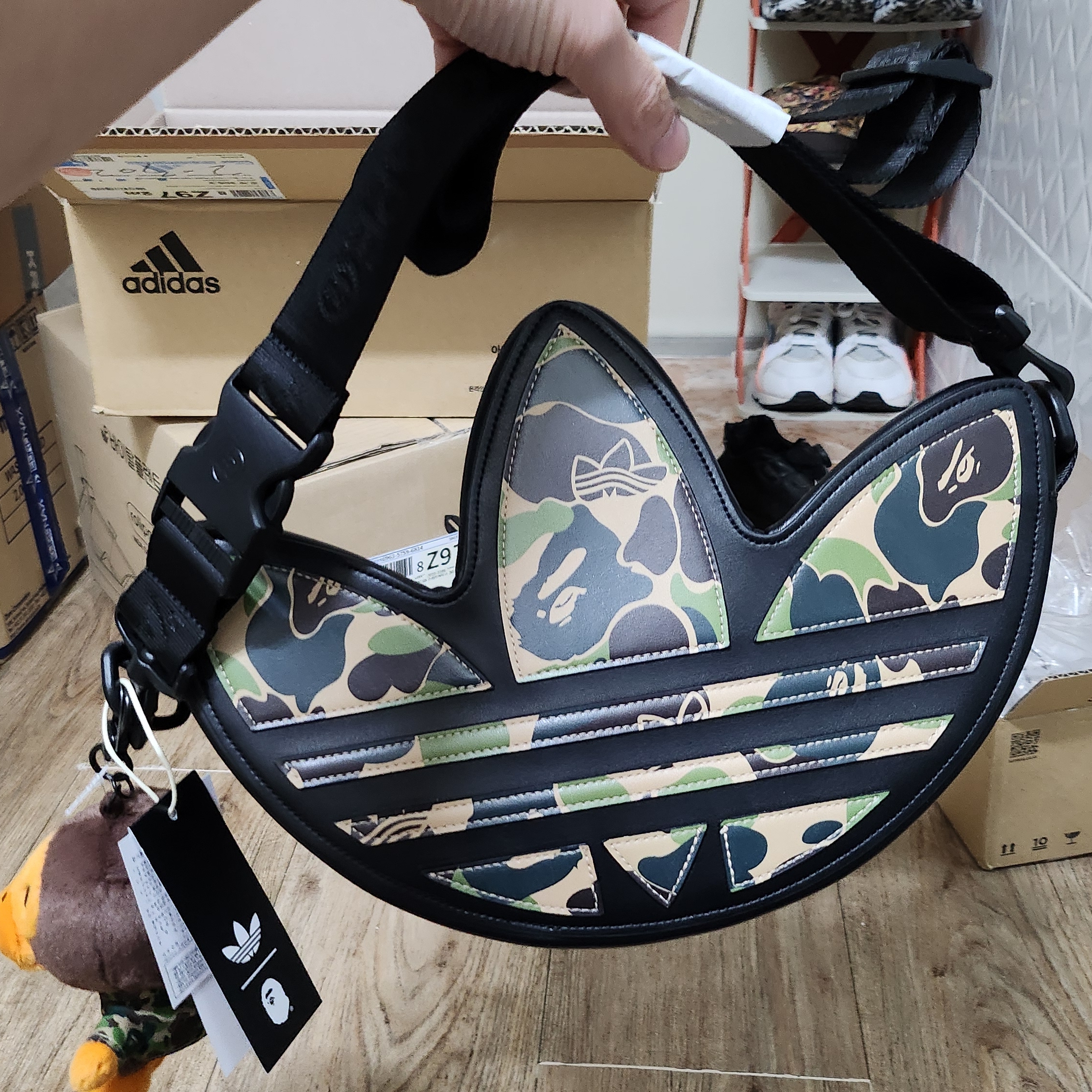 Adidas x BAPE Trefoil Shoulder Bag Black 착용 스타일 - 2