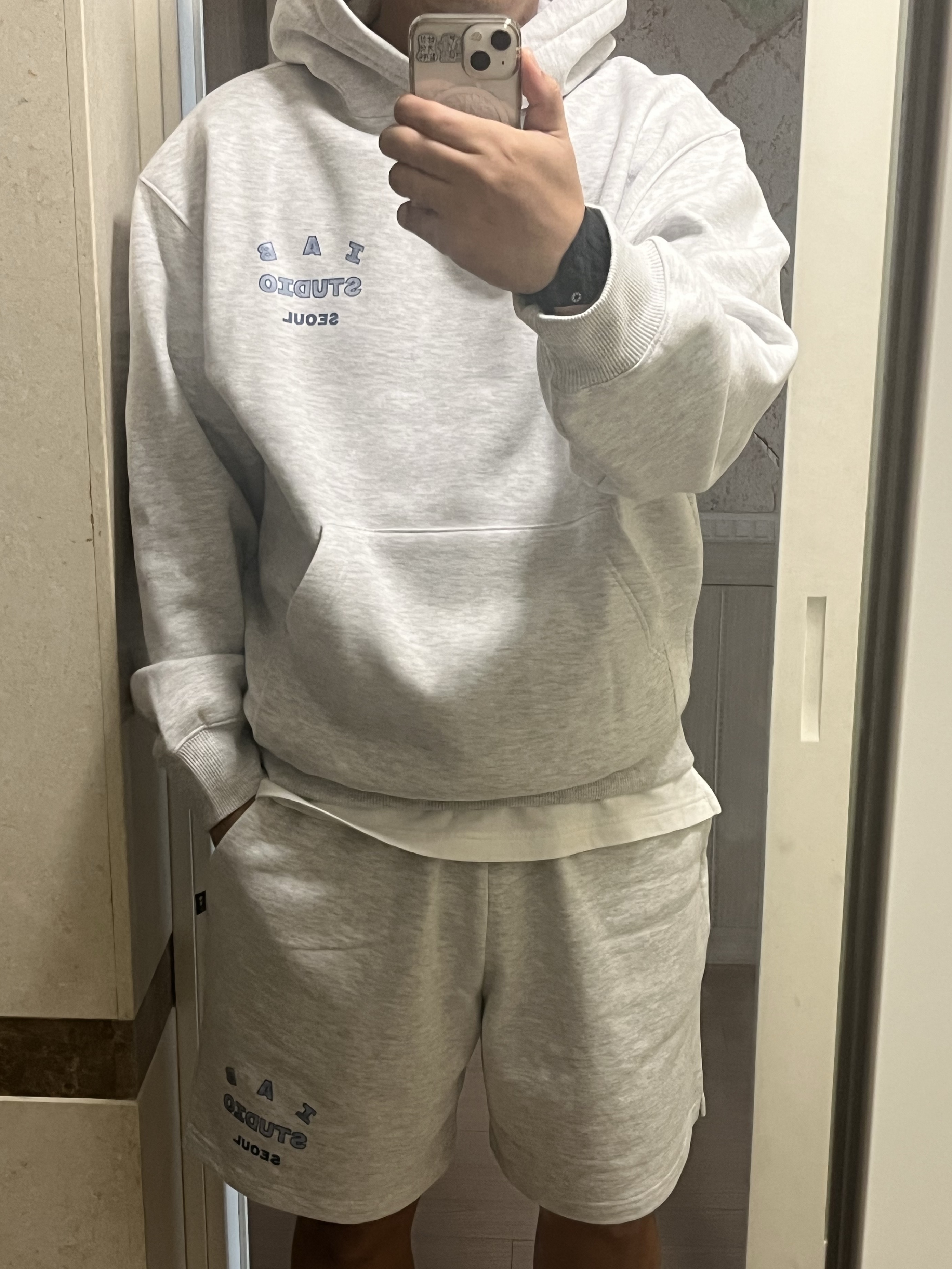 IAB Studio Seoul Hoodie Light Gray 착용 스타일