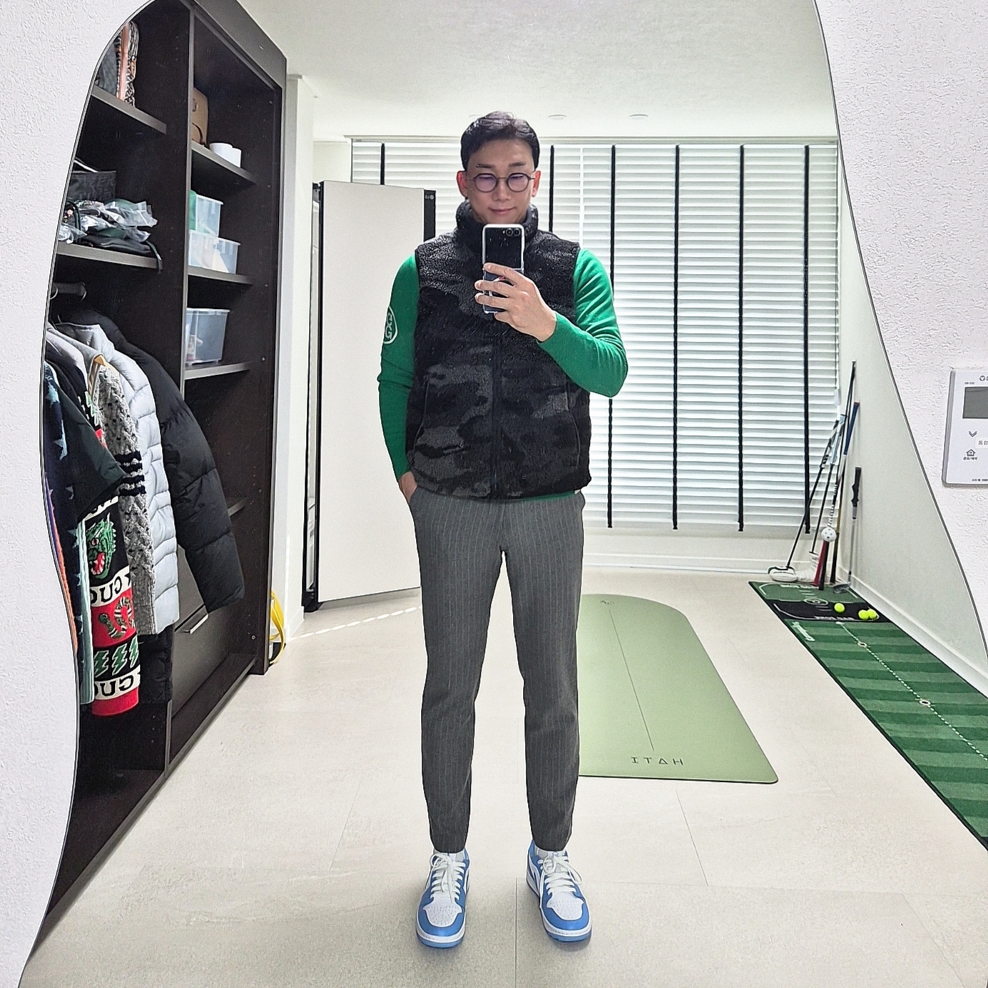Jordan 1 Low Golf White and University Blue 착용 스타일