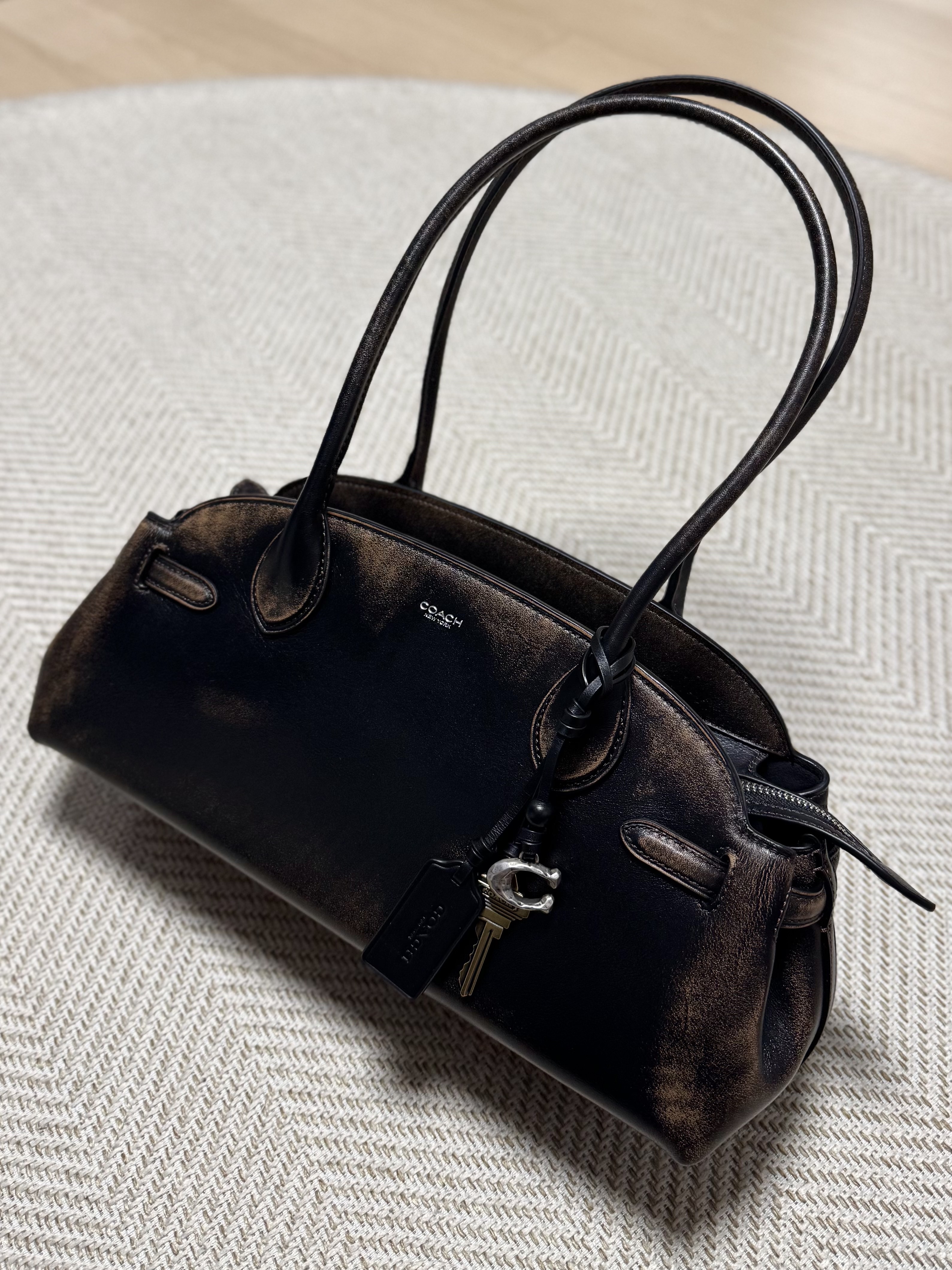 Coach Soft Empire Carryall Bag 40 in Loved Leather Silver Black Brown 착용 스타일 - 1