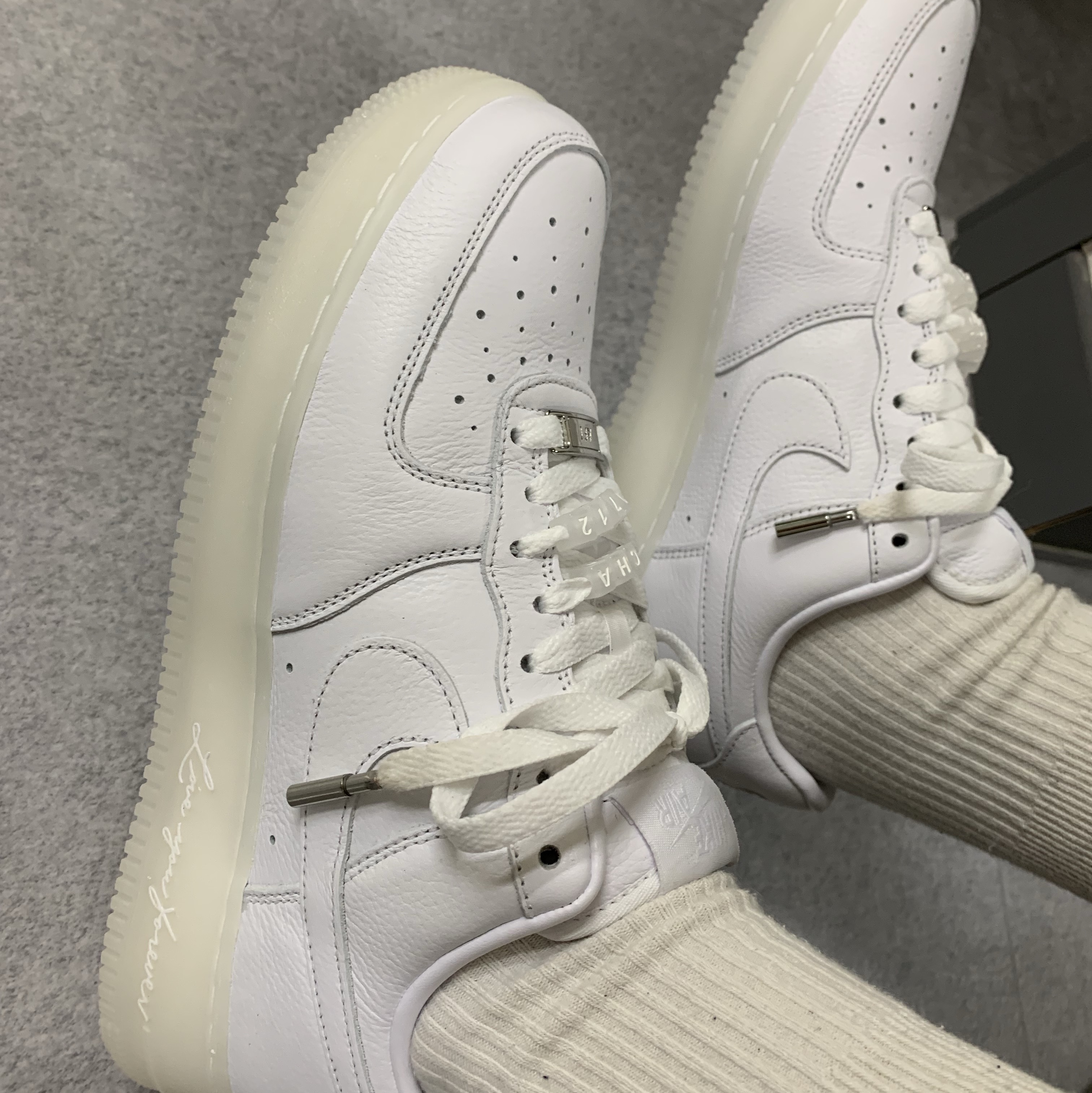 Nike x Drake Nocta Air Force 1 Low SP Certified Lover Boy White Cobalt Tint 착용 스타일 - 1