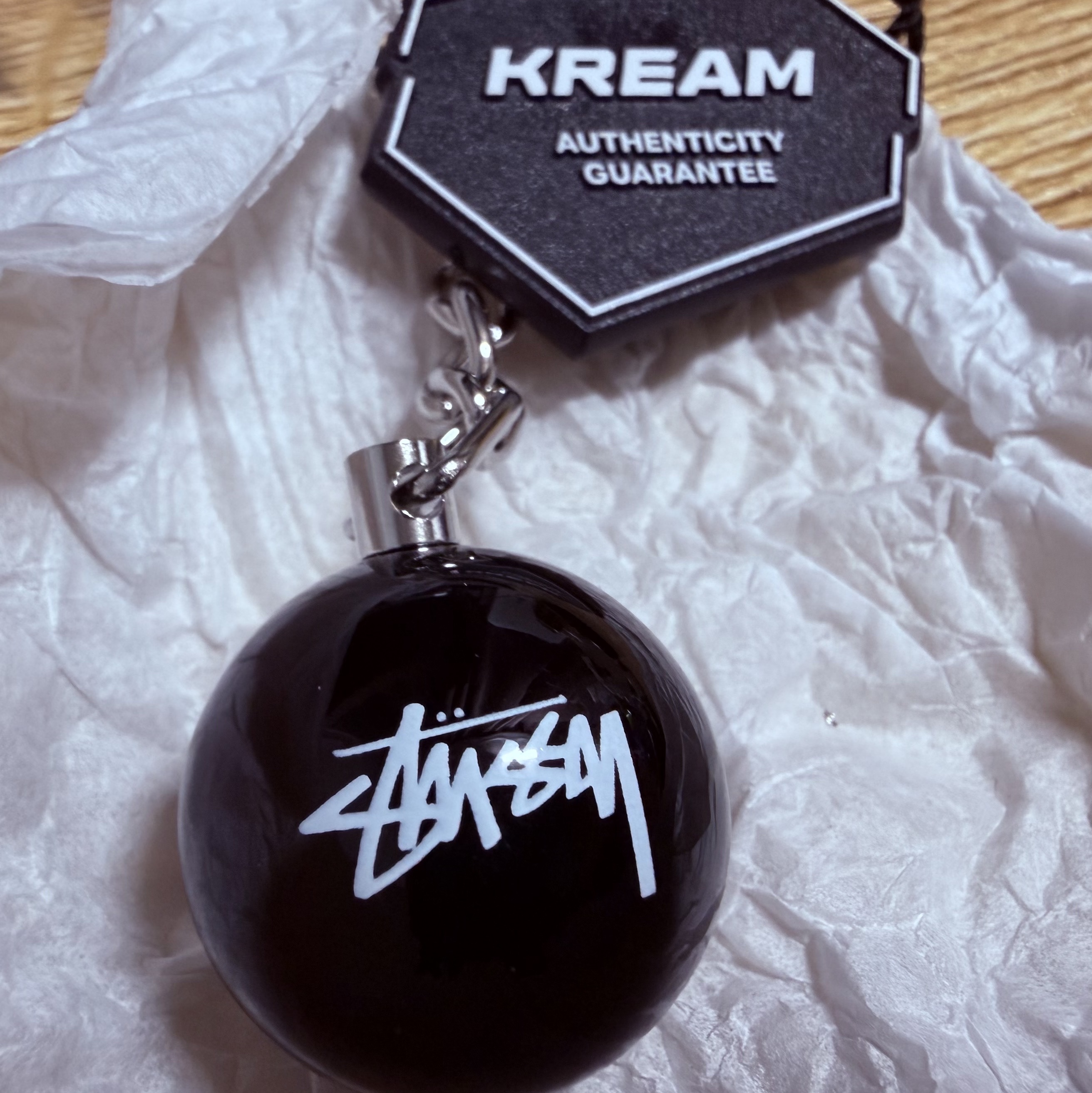 Stussy 8 Ball Keychain Black 착용 스타일 - 1