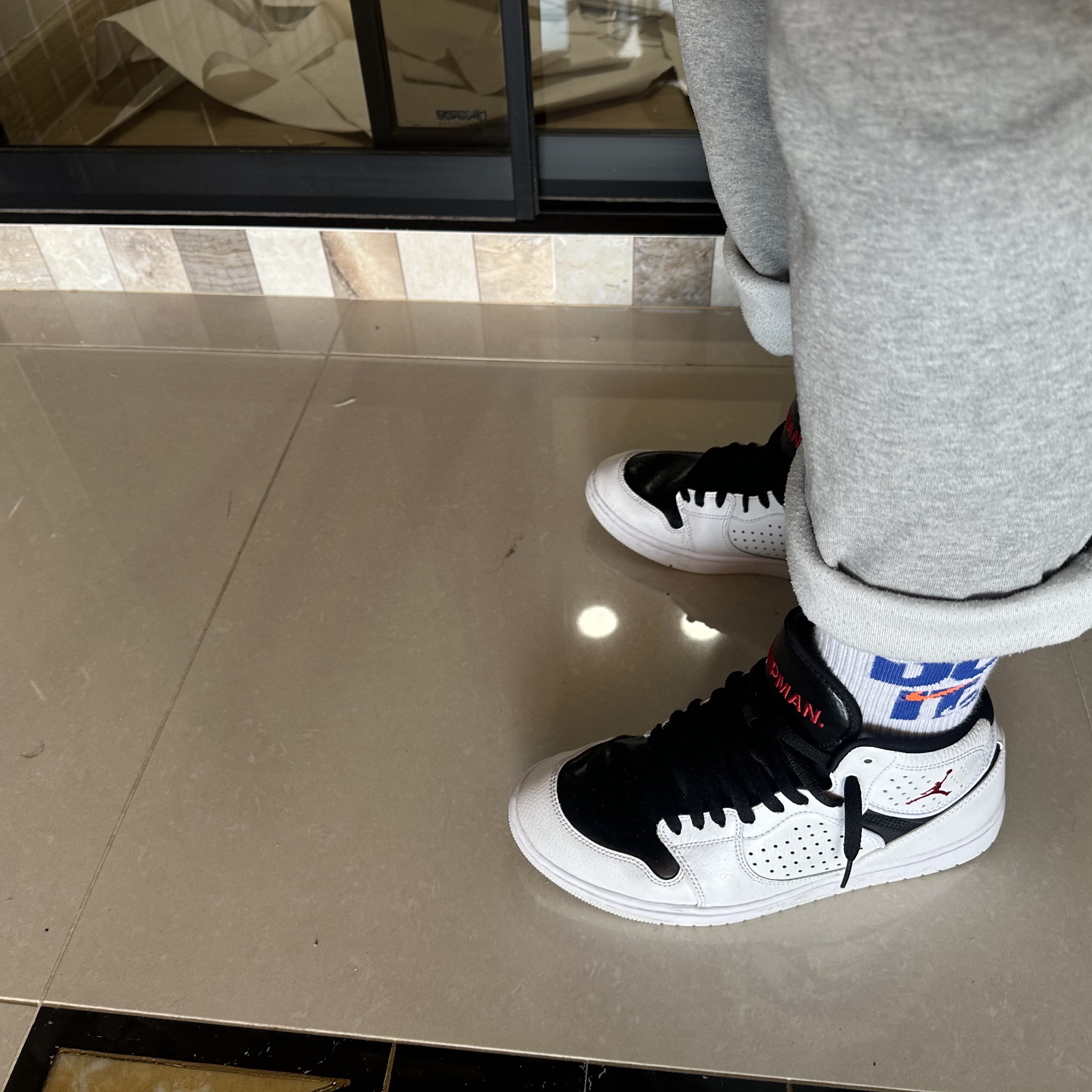 Jordan Access White Gym Red, Nike Kobe Year of Mamba Therma-Fit Basketball Crew-Neck Sweatshirt Black (HQ4698-010) 착용 스타일 - 1