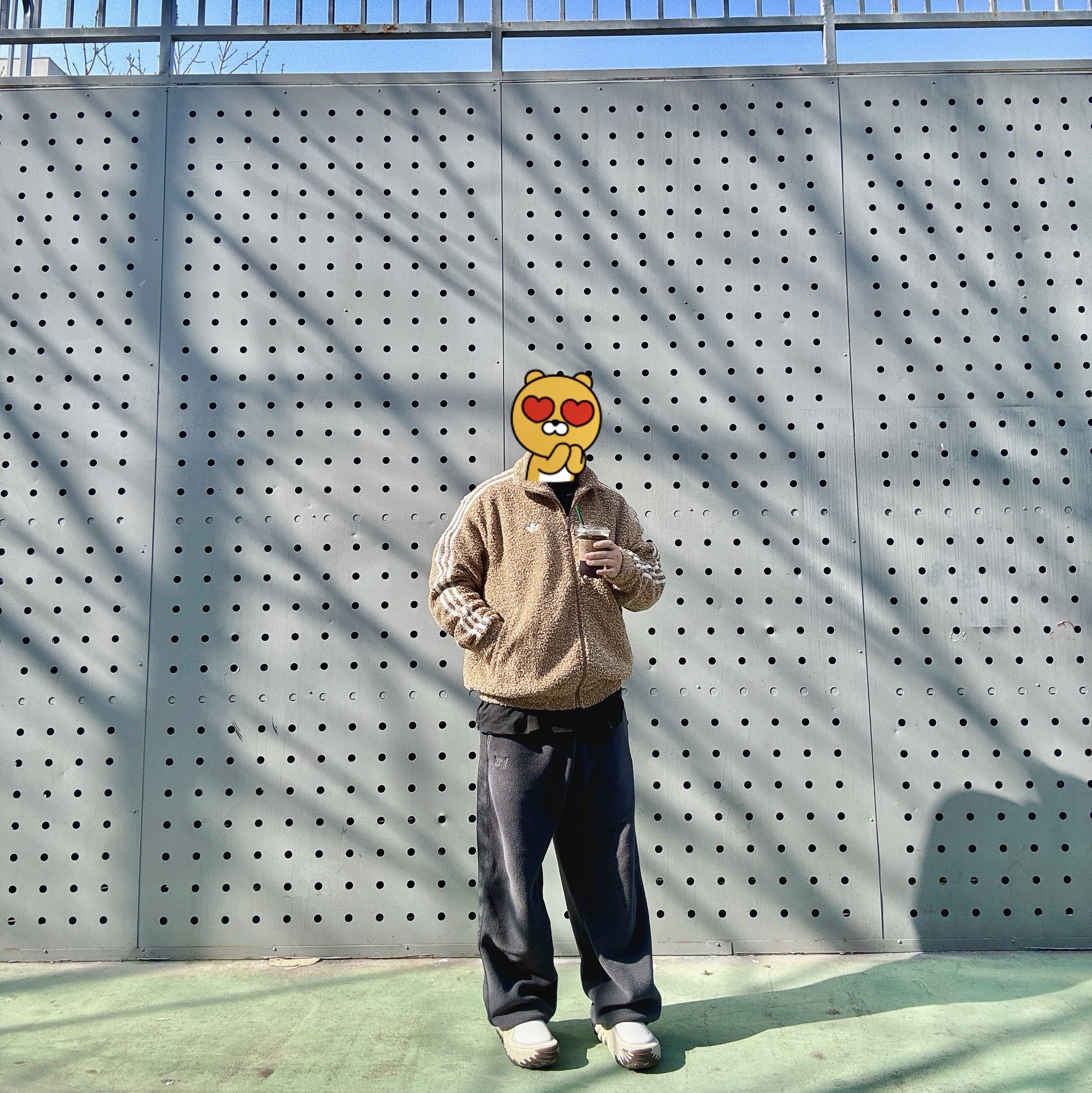 Awende Edge Of Darkness Long Sleeve Dark Grey, Uniqlo x Needles Fleece Wide Pants Black - KR 착용 스타일 - 1
