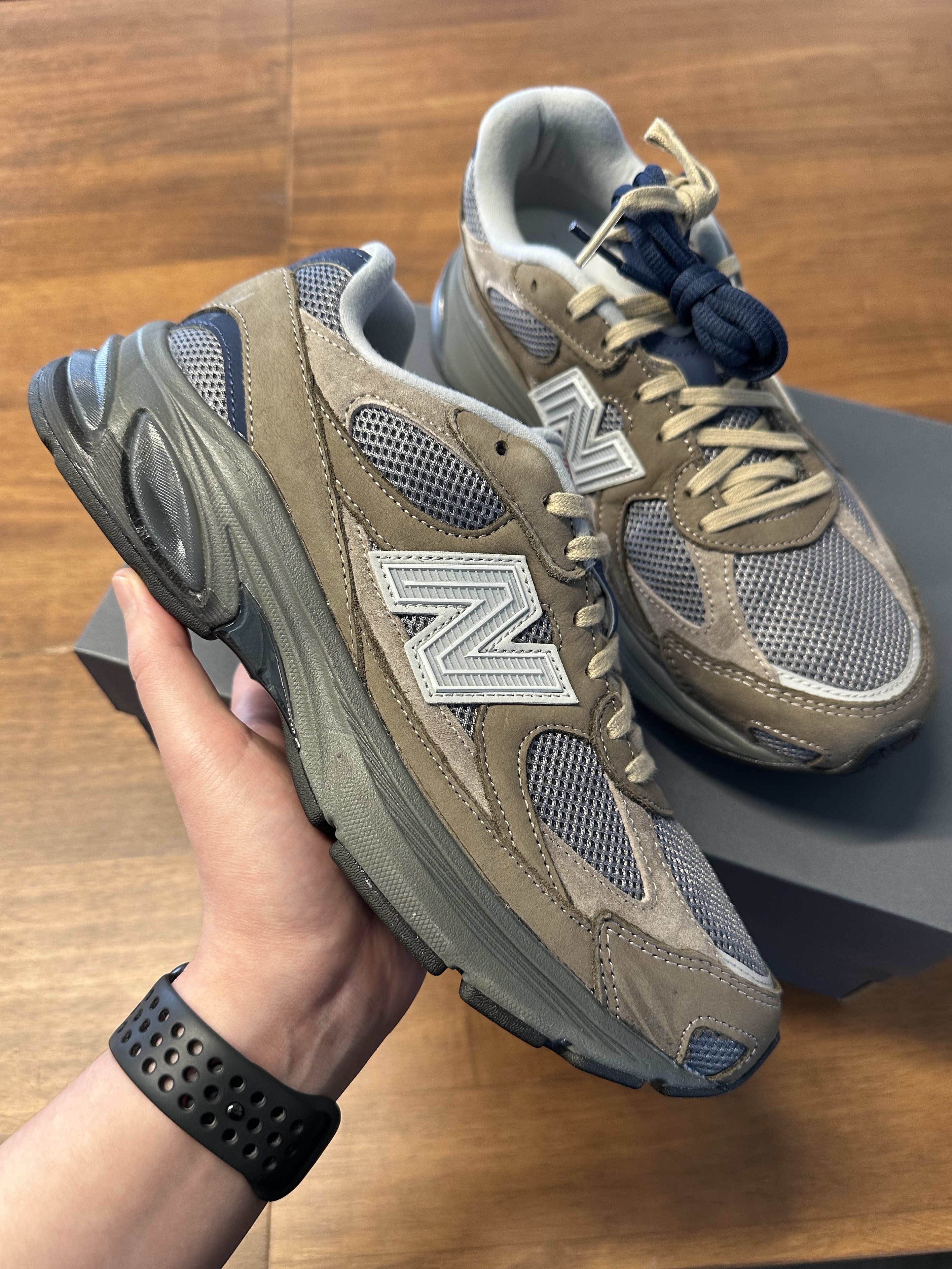 New Balance x Khakis 2010 Abzorb Shadow Brown 착용 스타일