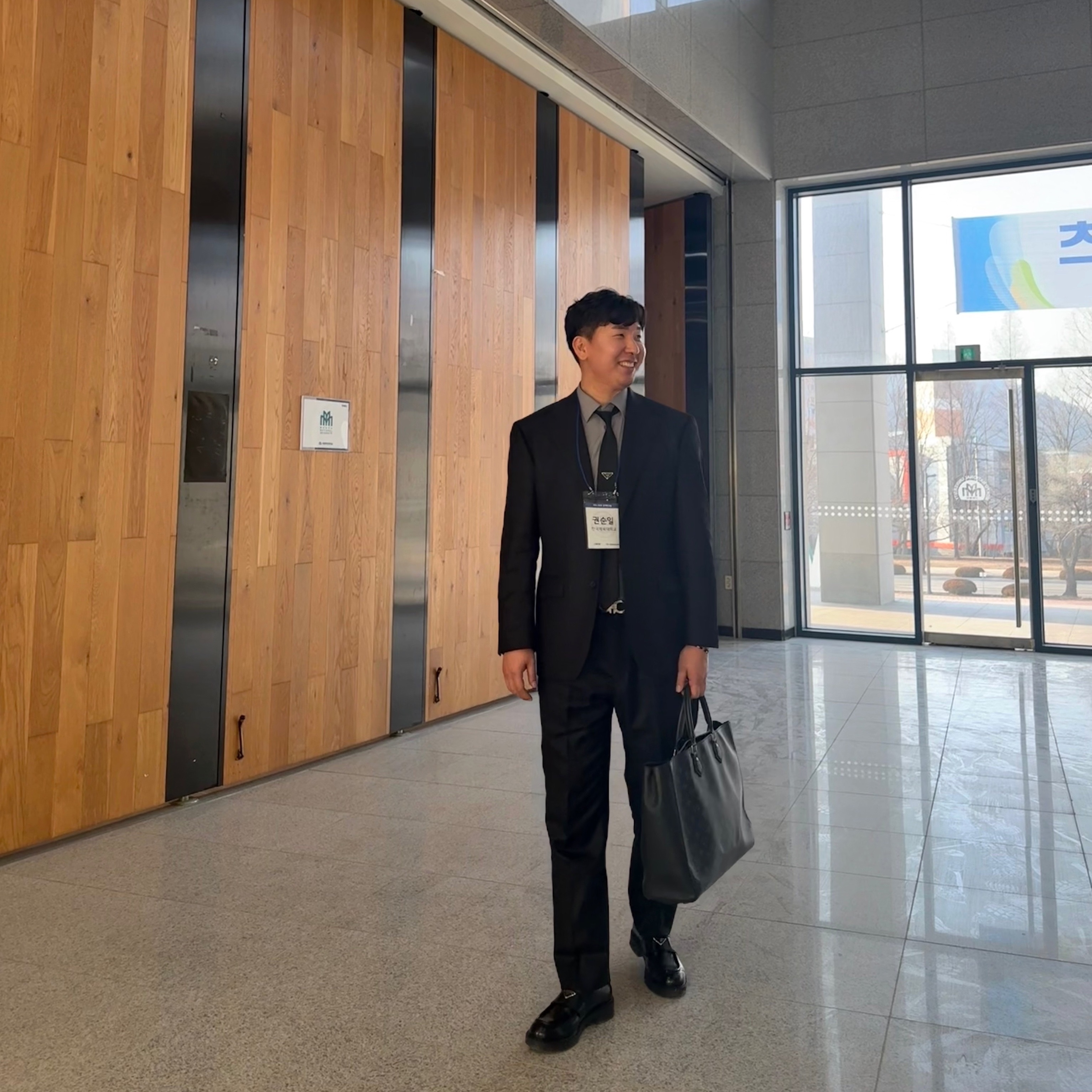 Prada Chocolate Brushed Leather Loafers Black, Prada Re-Nylon Gabardine Tie Black 착용 스타일