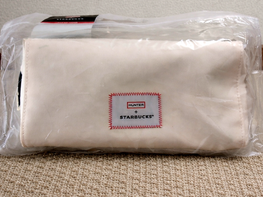Starbucks x Hunter Two Way Pouch Ivory 착용 스타일
