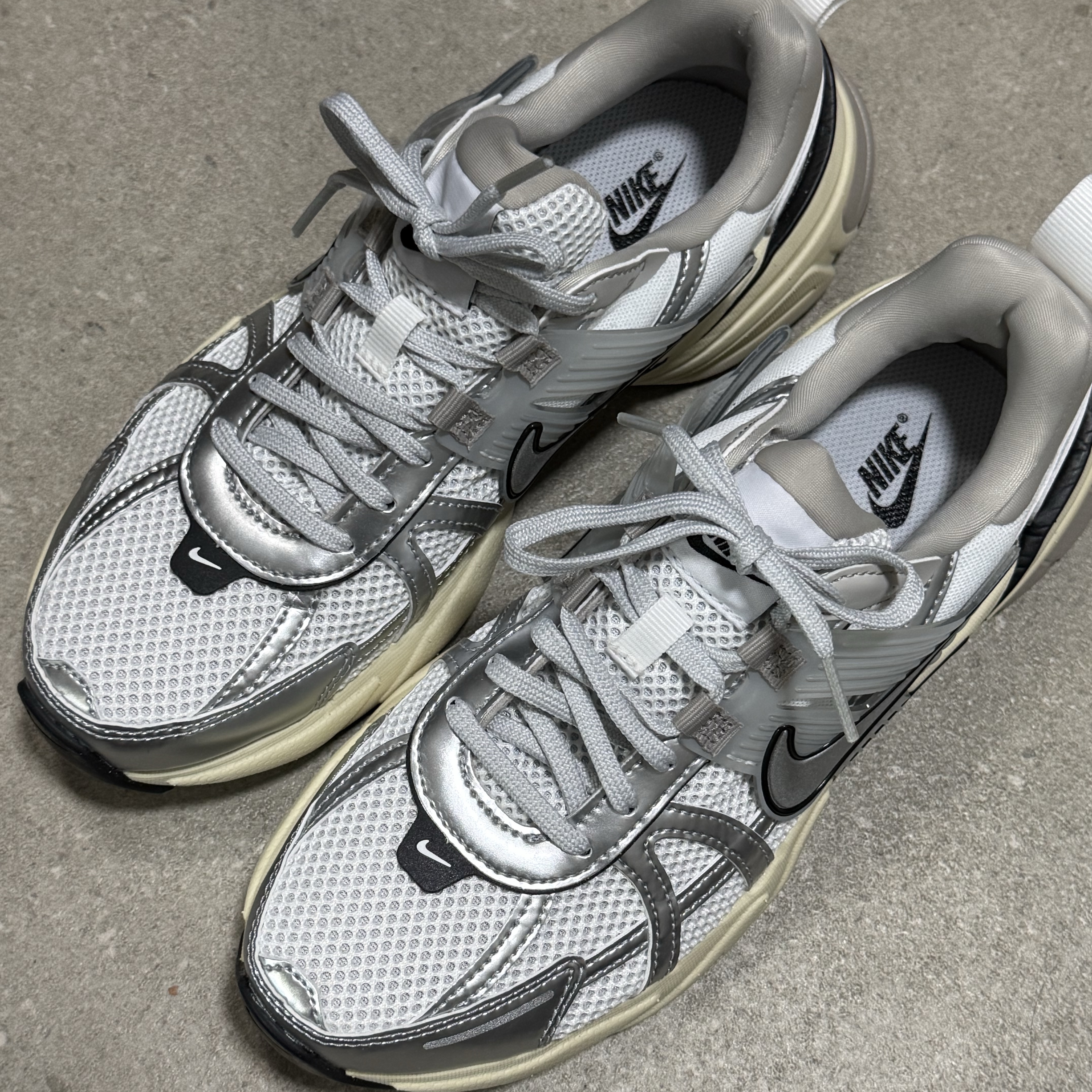 Nike V2K Run Summit White Metallic Silver 착용 스타일 - 3