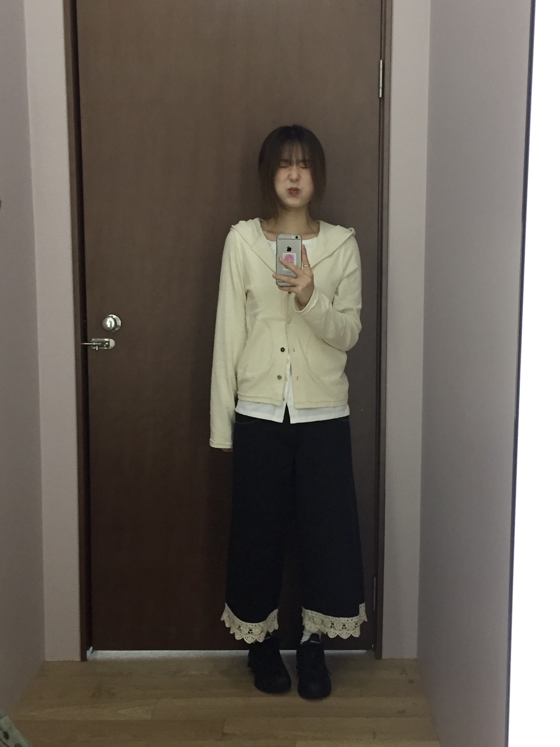 COYSEIO Twofold Button-Up Hoodie Ivory, COYSEIO Knit Lace Pants Black 착용 스타일 - 2