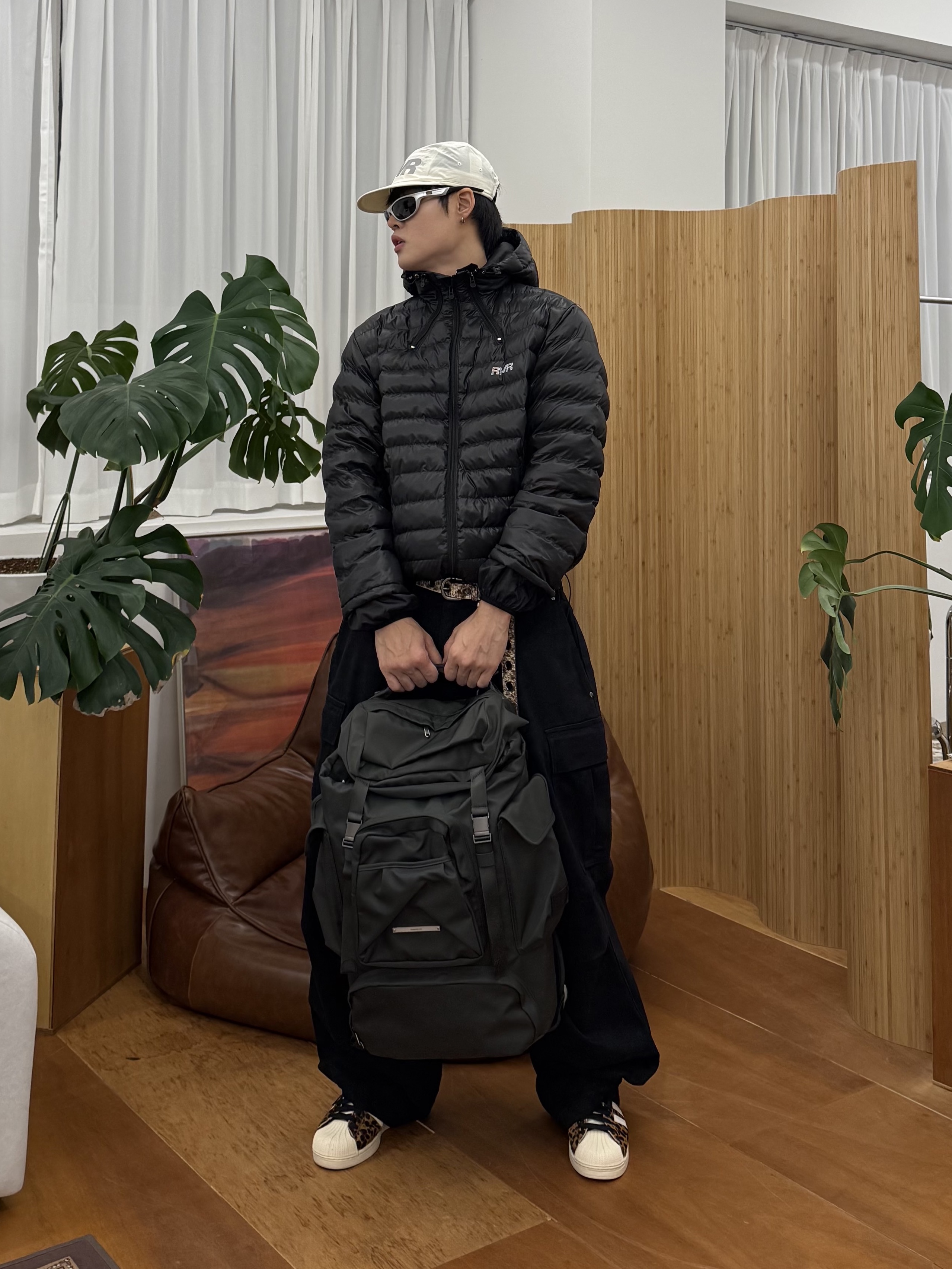 [KREAM 단독] runwhither Lightweight Hoodie Padding Black 착용 스타일 - 1