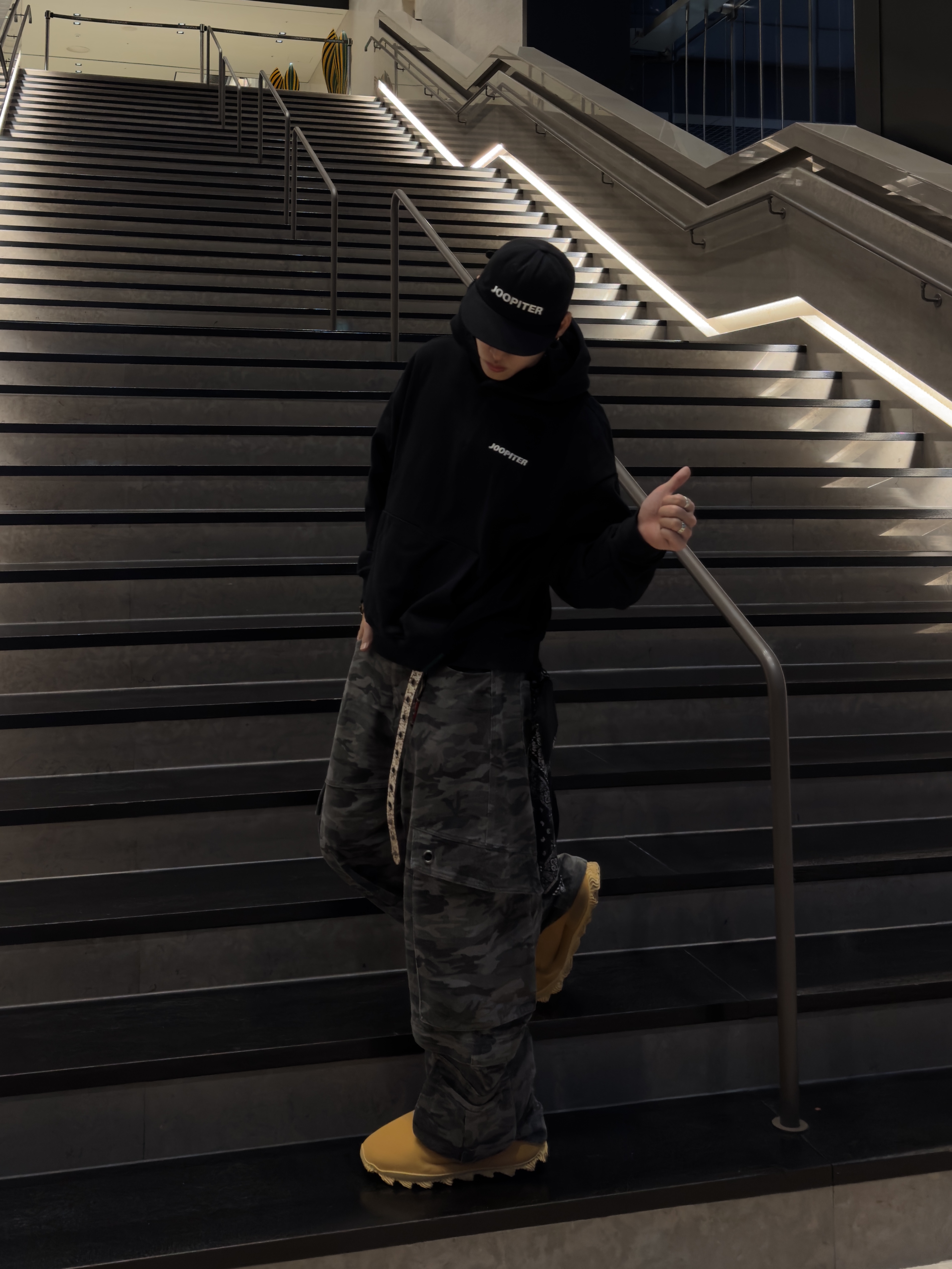 adidas Yeezy Knit RNR Boot Sulfur 착용 스타일 - 3
