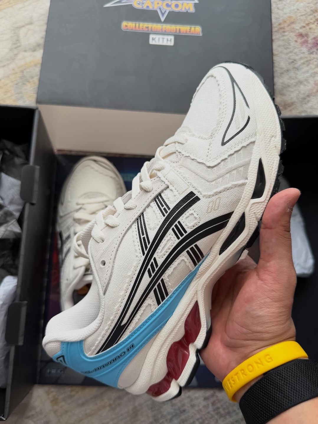 Asics x Kith x Marvel vs. Capcom Gel-Kayano 14 Ryu Coconut Milk Black 착용 스타일 - 3