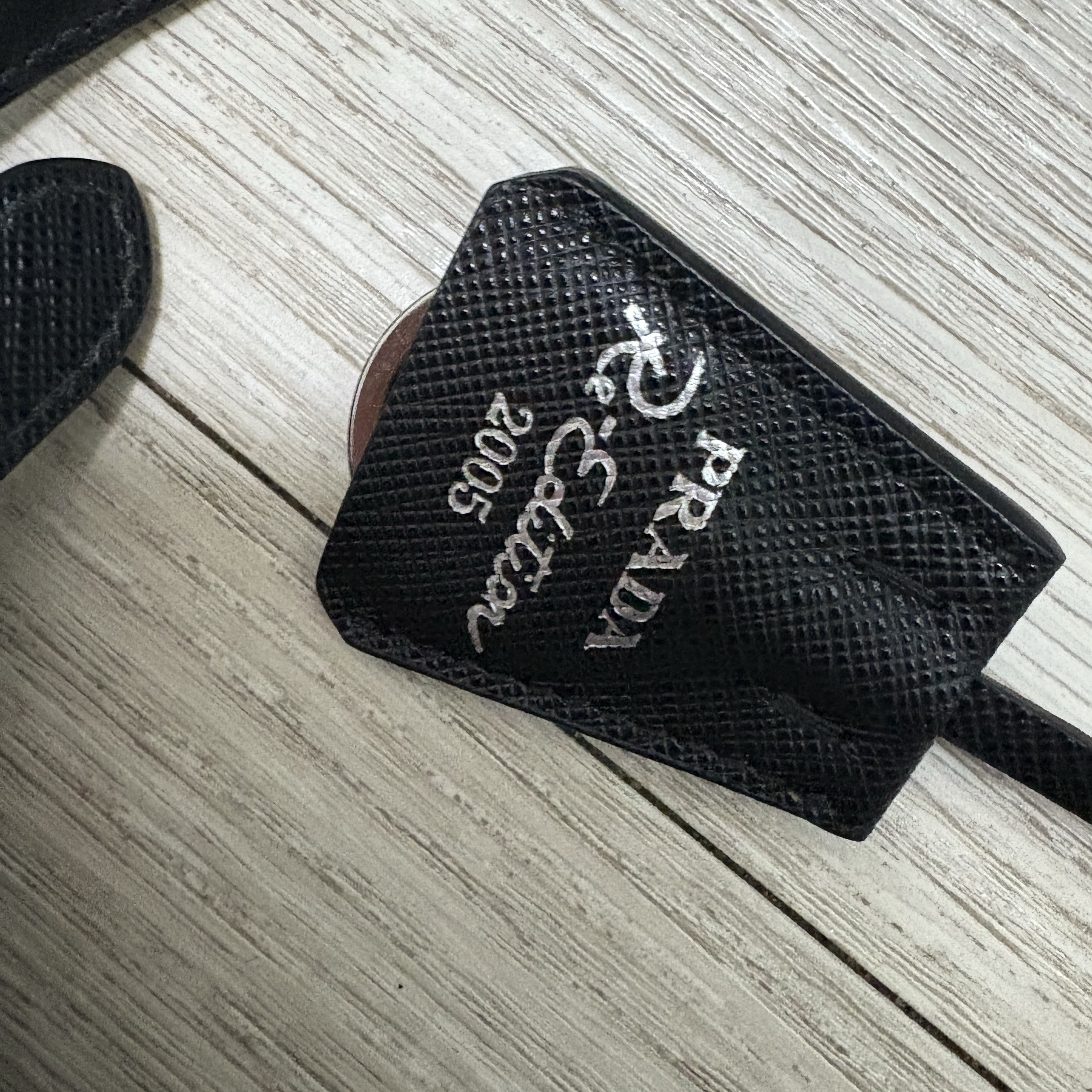 Prada Re-Edition 2005 Re-Nylon Mini Hobo Bag Black 착용 스타일 - 6
