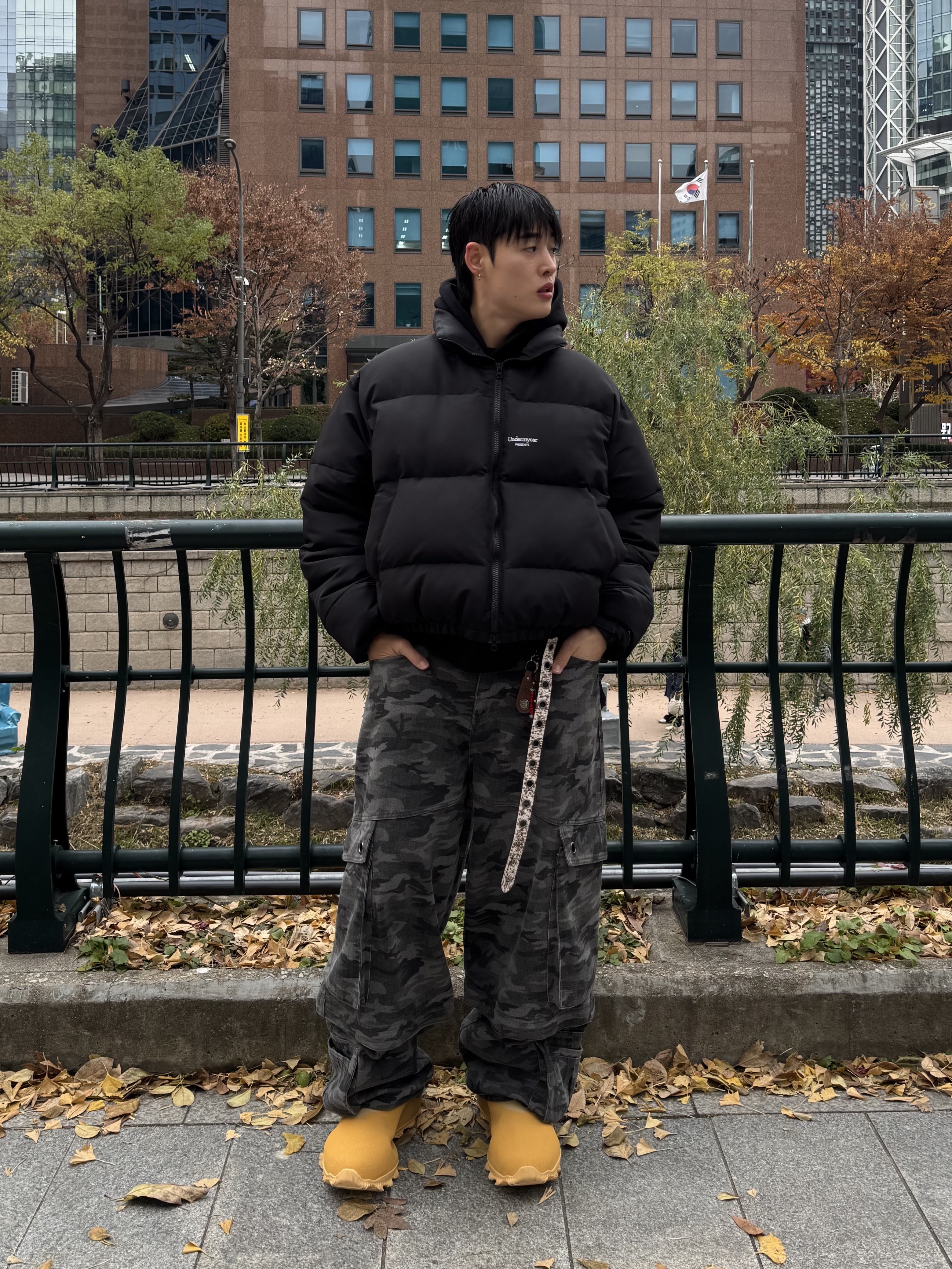 adidas Yeezy Knit RNR Boot Sulfur, Undermycar Mu.15 Anti Fxxking Logo Play Triple Logo Crop Padding Jacket Black 착용 스타일 - 3