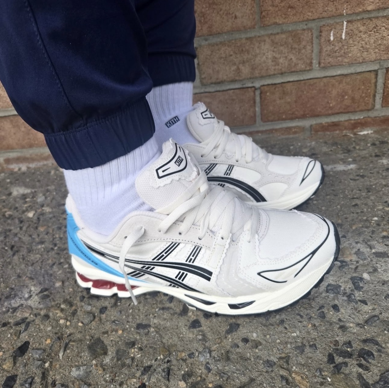 Asics x Kith x Marvel vs. Capcom Gel-Kayano 14 Ryu Coconut Milk Black 착용 스타일 - 1