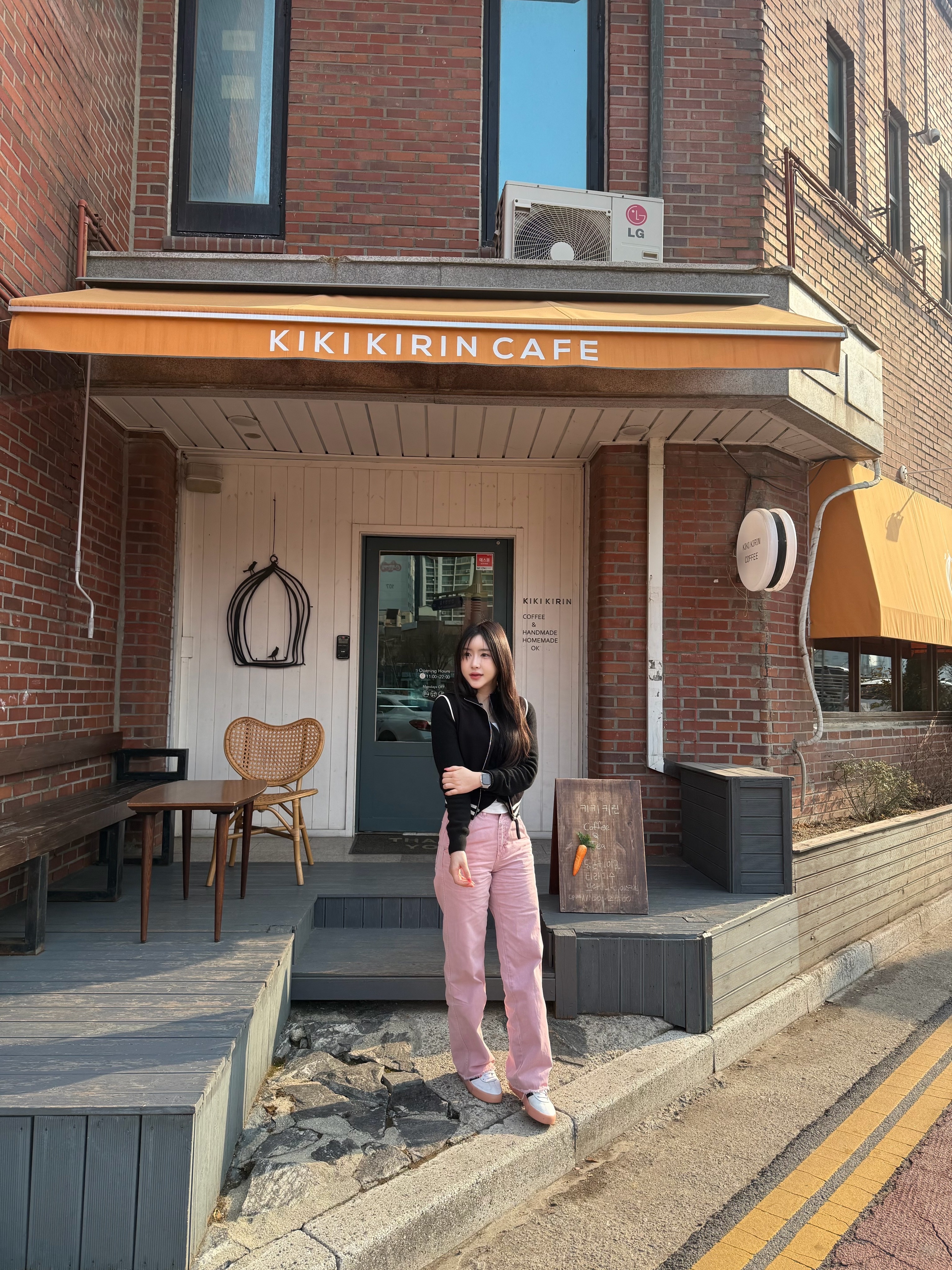 (W) Adidas Sambarose White Pink, (W) Matin Kim Spell Point Stripe Knit Vest Black 착용 스타일 - 6