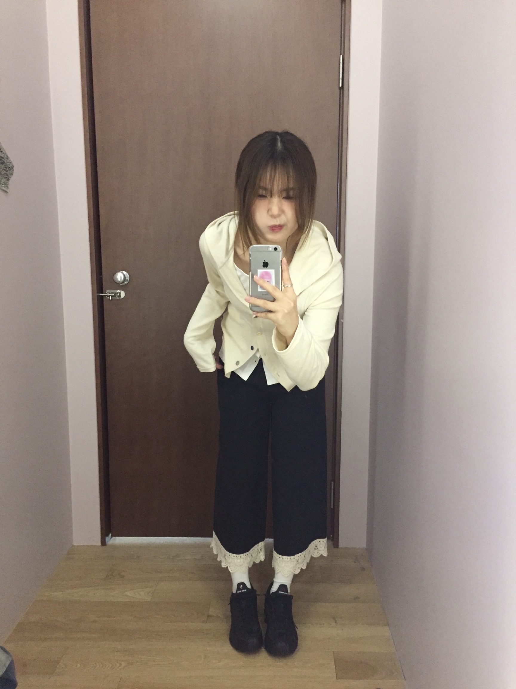COYSEIO Twofold Button-Up Hoodie Ivory, COYSEIO Knit Lace Pants Black 착용 스타일 - 1
