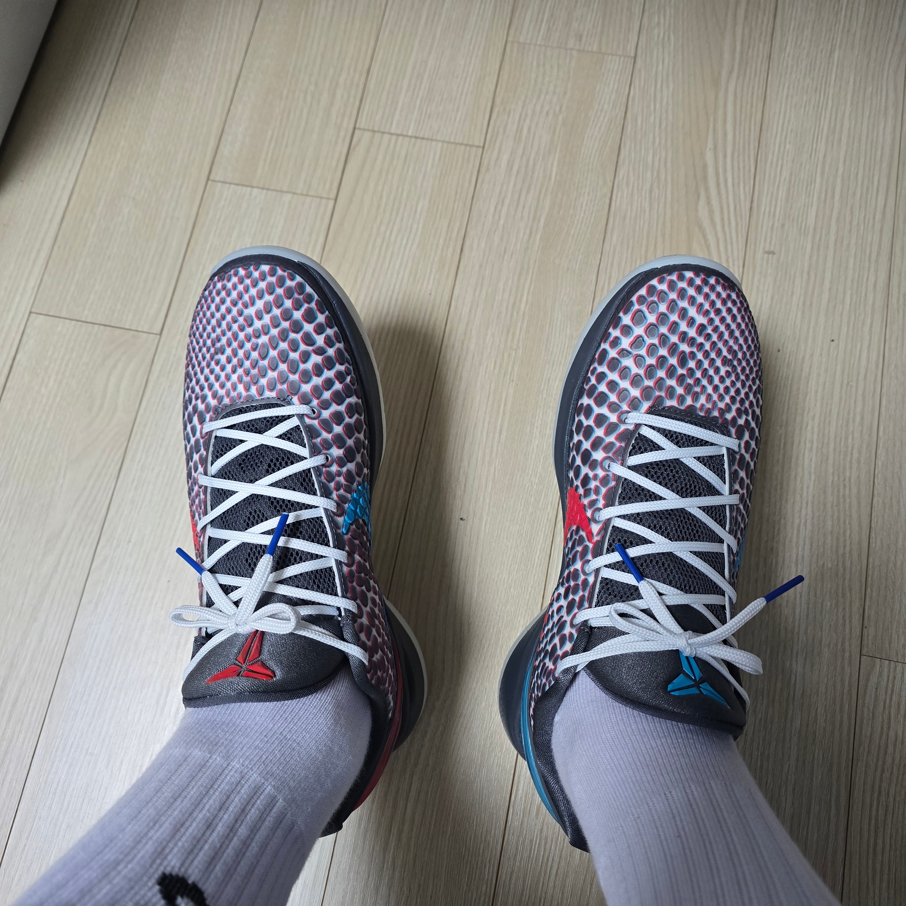 Nike Kobe 6 Protro 3D Dark Grey Chlorine Blue 착용 스타일